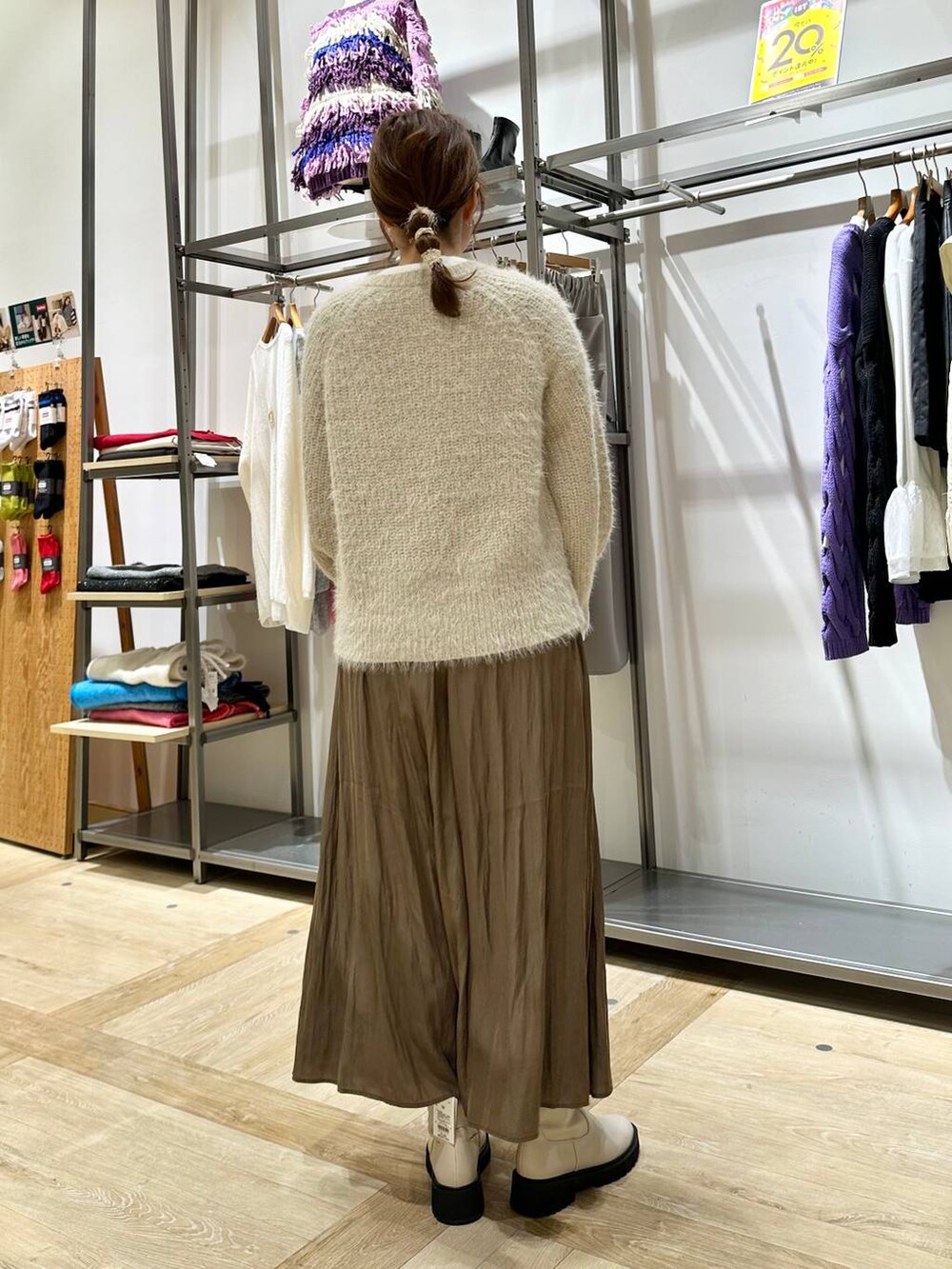 ホワイト系のブーツ、ベージュ系のカーディガン/ボレロ、ブラウン系のその他パンツを着用したレディースの秋コーディネートの3枚目の写真