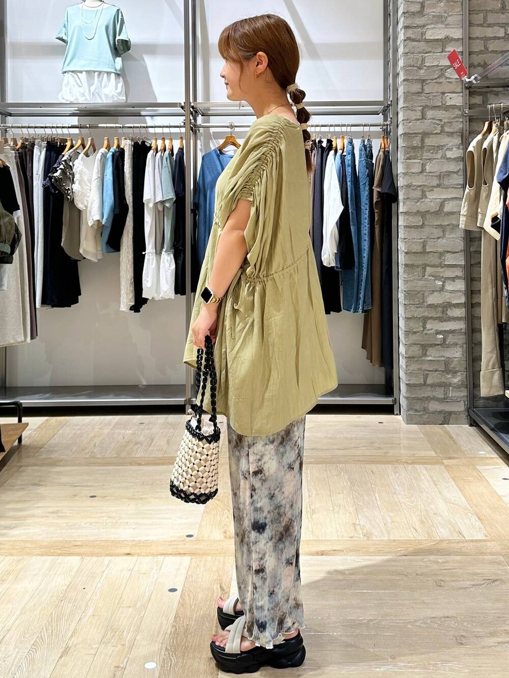 ホワイト系のサンダル、ホワイト系のハンドバッグ、ホワイト系のマタニティウェア/グッズを着用したレディースの夏コーディネートの2枚目の写真