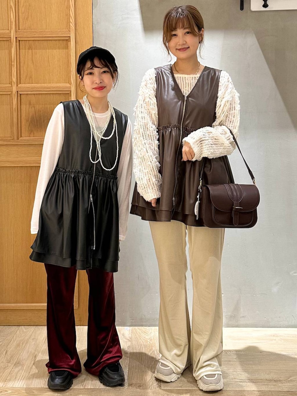 ホワイト系のTシャツ/カットソー、ホワイト系のその他パンツ、レッド系のその他パンツを着用したレディースの秋コーディネートの2枚目の写真