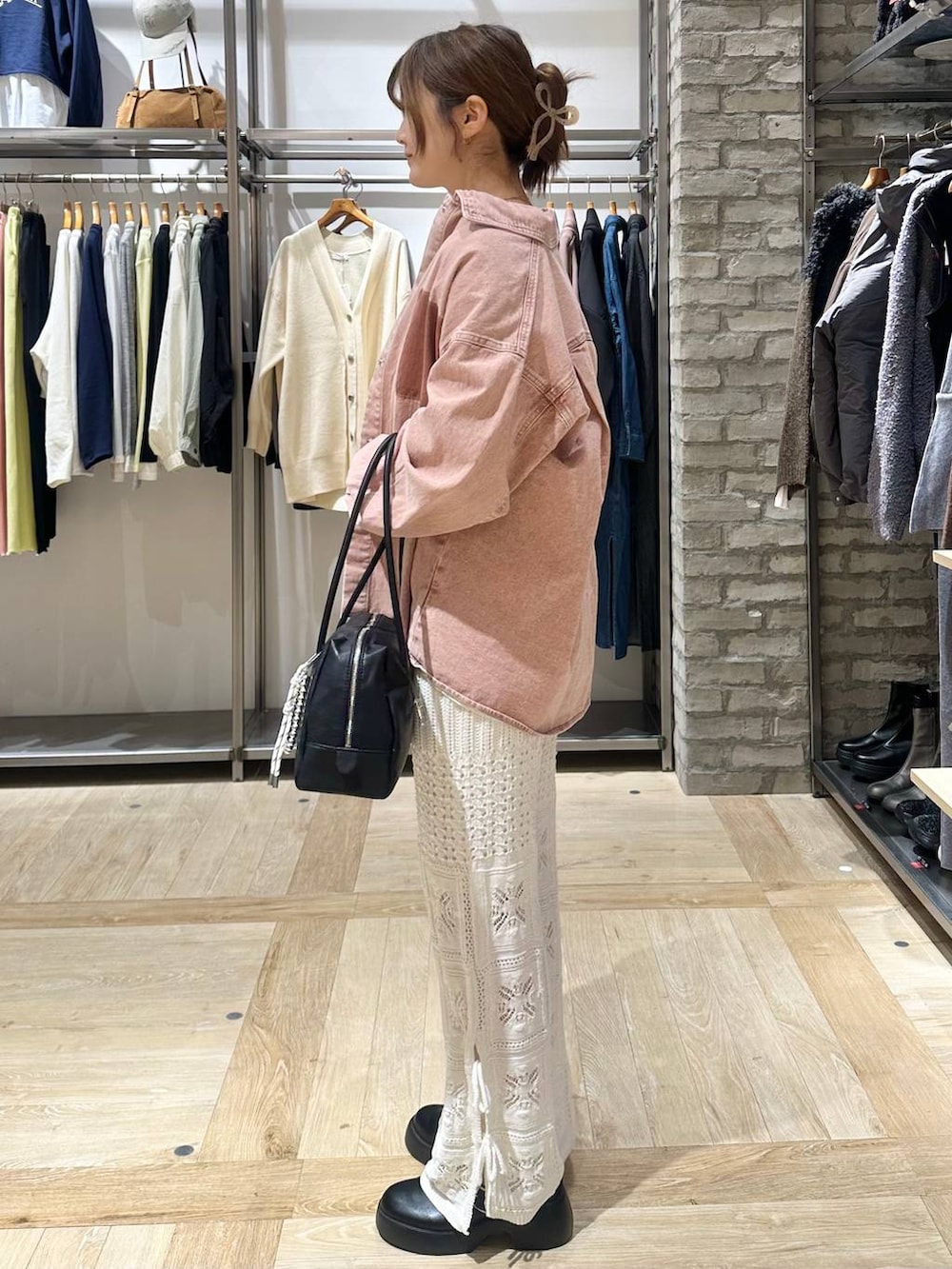 ブラック系のサンダル、ピンク系のシャツ/ブラウス、ホワイト系のシャツ/ブラウスを着用したレディースの冬コーディネートの2枚目の写真