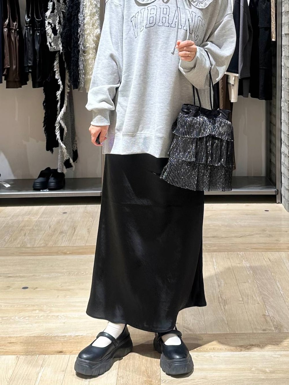 ブラック系のスニーカー、ブラック系のショルダーバッグ、ブラック系のマタニティウェア/グッズを着用したレディースの秋コーディネートの5枚目の写真