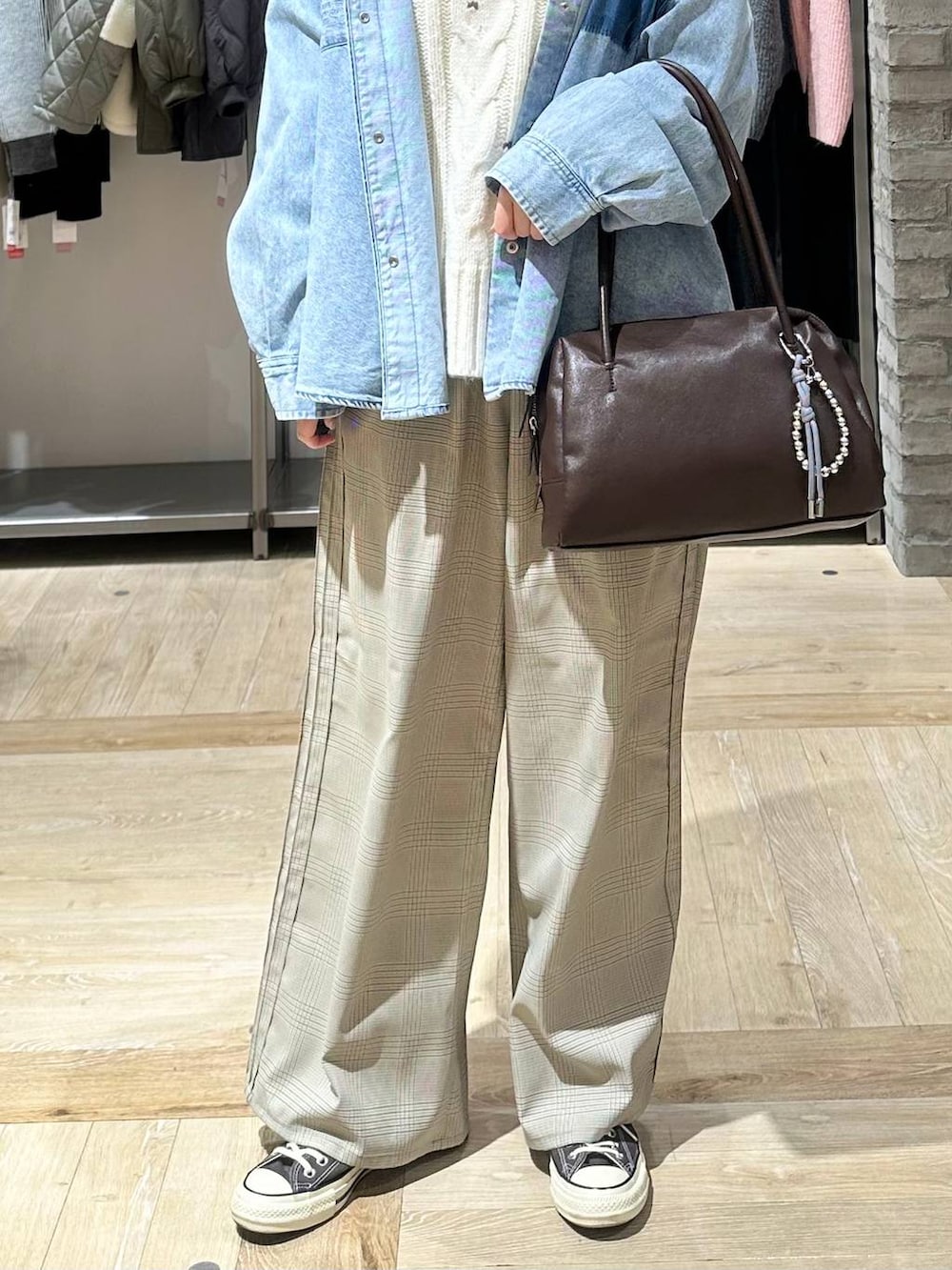 イエロー系のスニーカー、ブルー系のシャツ/ブラウス、その他のその他パンツを着用したレディースの冬コーディネートの5枚目の写真