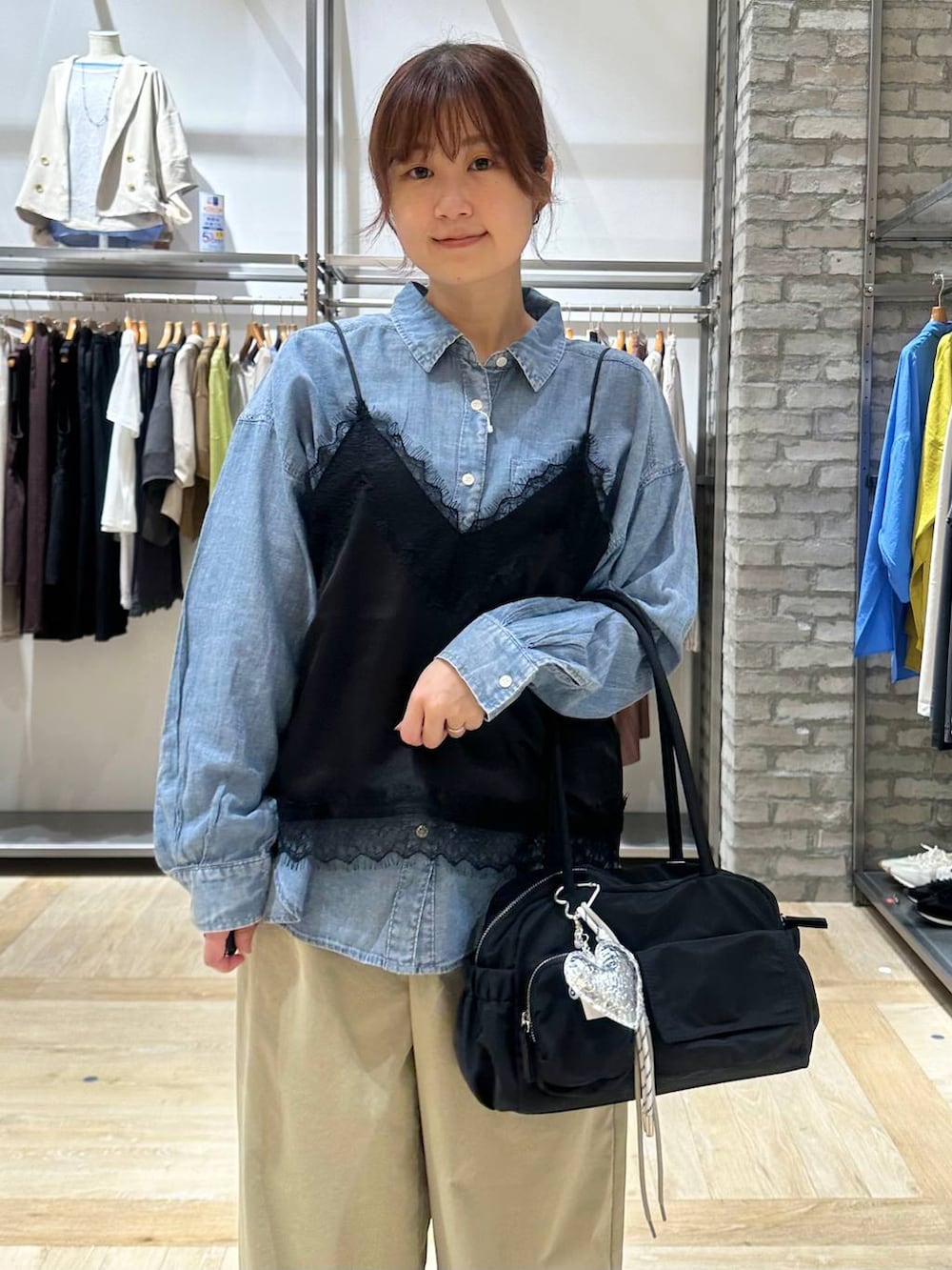 ベージュ系のその他パンツ、ブラック系のパンプス、ブルー系のシャツ/ブラウスを着用したレディースの春コーディネートの4枚目の写真