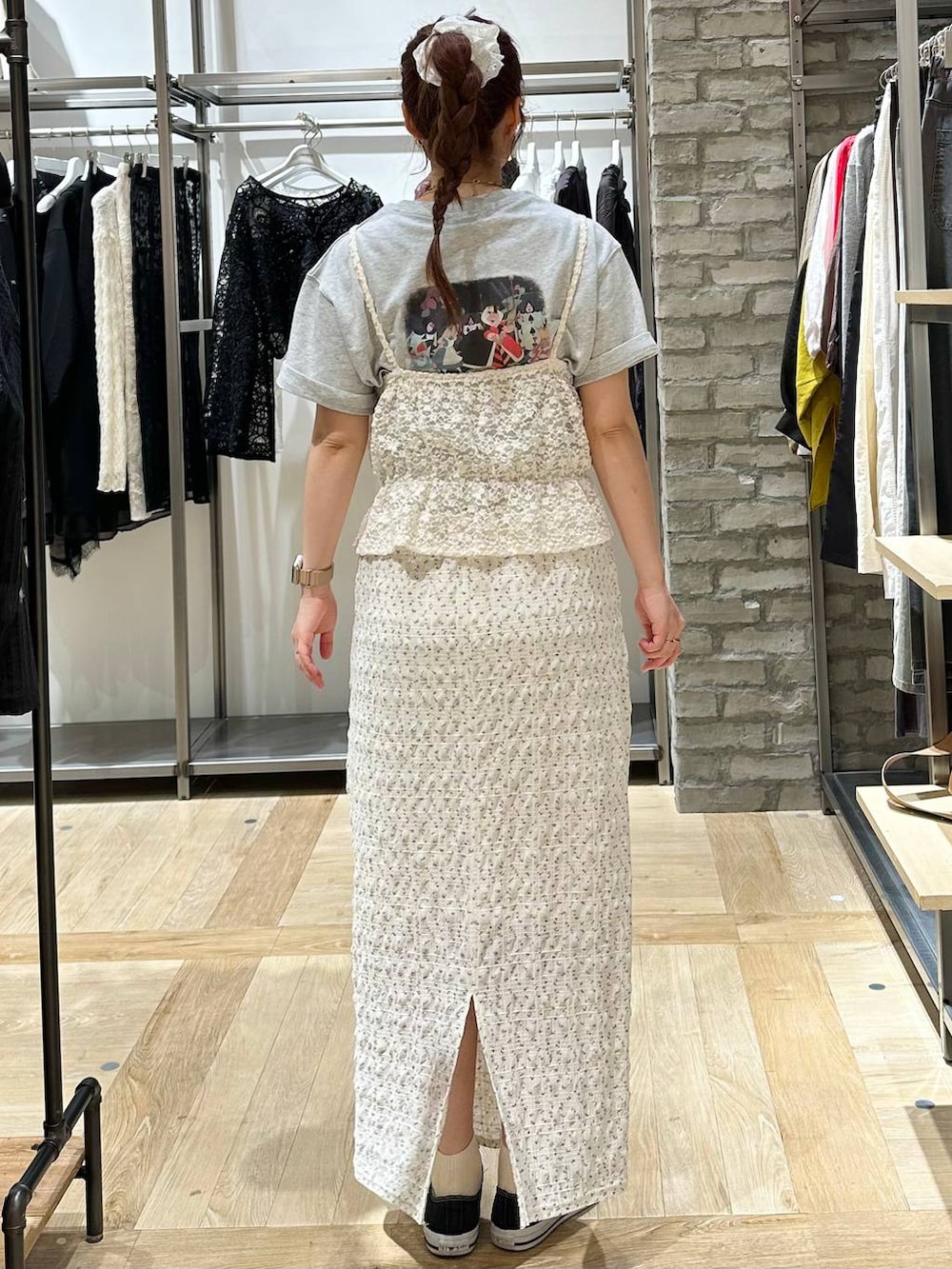 ホワイト系のTシャツ/カットソー、グレー系のTシャツ/カットソー、ホワイト系のスカートを着用したレディースの夏コーディネートの4枚目の写真