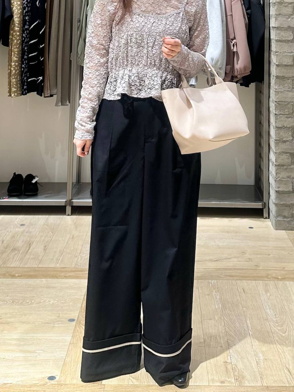 ブラック系のその他パンツ、ホワイト系のトートバッグ、グレー系のTシャツ/カットソーを着用したレディースの春コーディネートの5枚目の写真