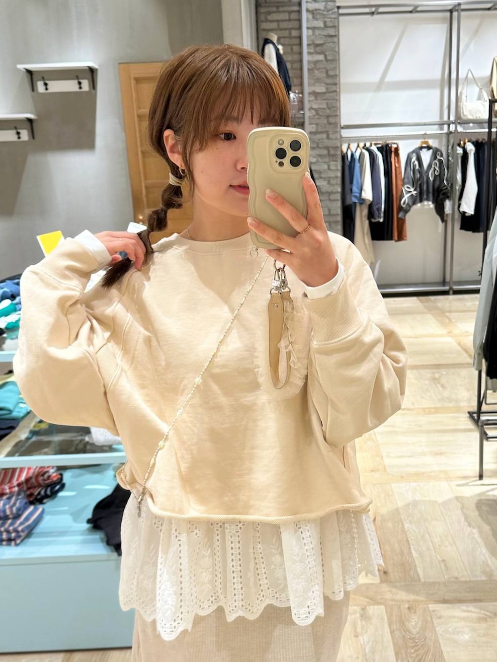 ホワイト系のTシャツ/カットソー、ホワイト系のスカート、ホワイト系のスニーカーを着用したレディースの春コーディネートの4枚目の写真