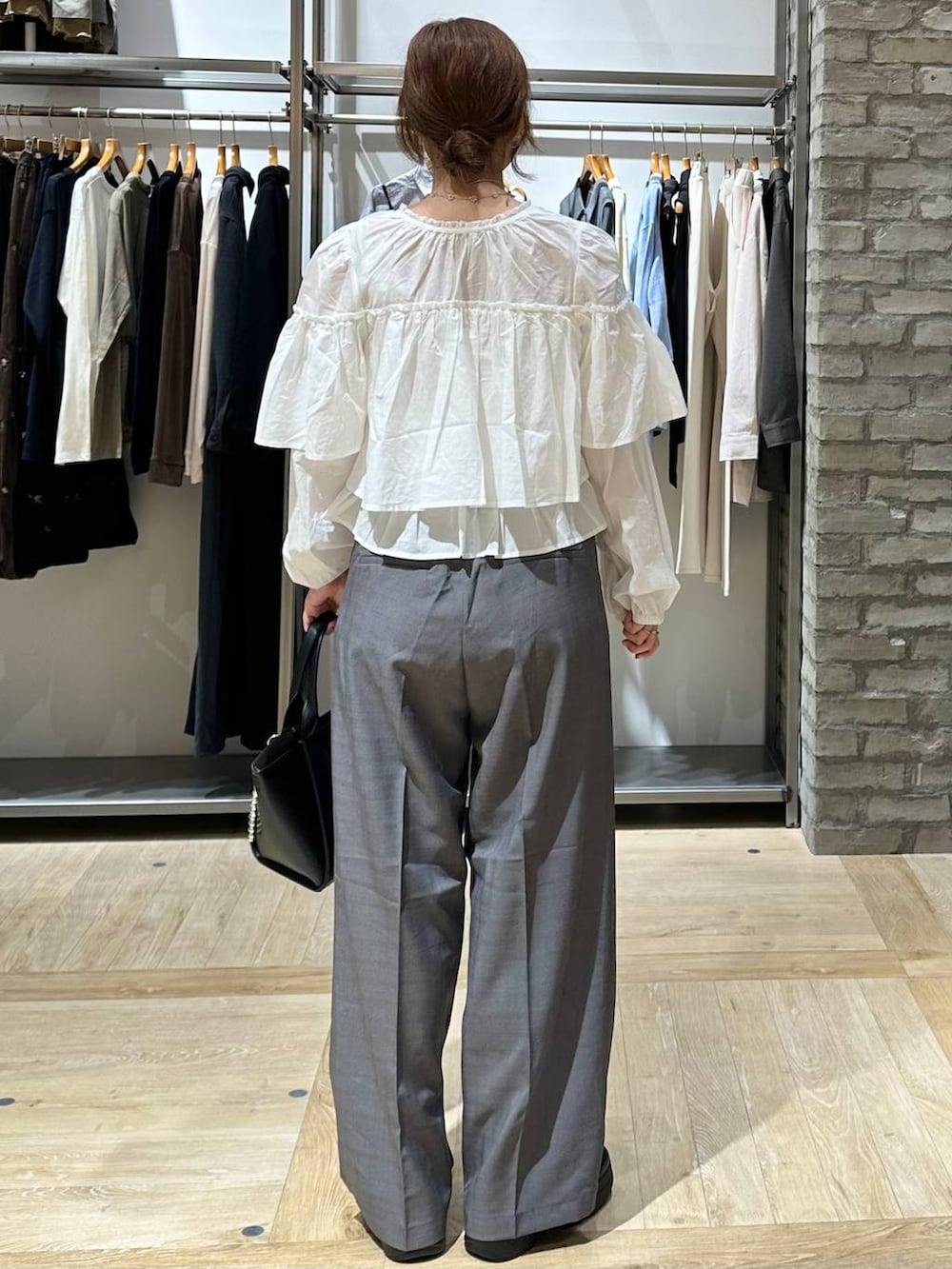 その他のその他パンツ、ブラック系のトートバッグ、ブラック系のブーツを着用したレディースの秋コーディネートの3枚目の写真