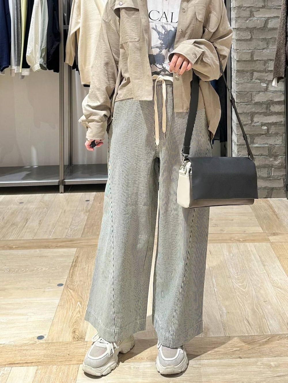 その他のショルダーバッグ、ベージュ系のシャツ/ブラウス、ホワイト系のその他パンツを着用したレディースの冬コーディネートの5枚目の写真