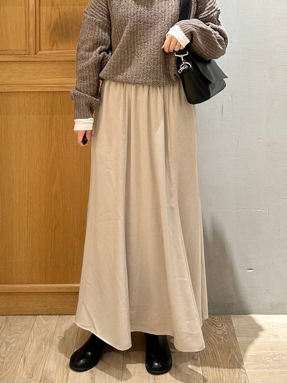 ホワイト系のTシャツ/カットソー、ブラック系のショルダーバッグ、ブラック系のブーツを着用したレディースの冬コーディネートの5枚目の写真