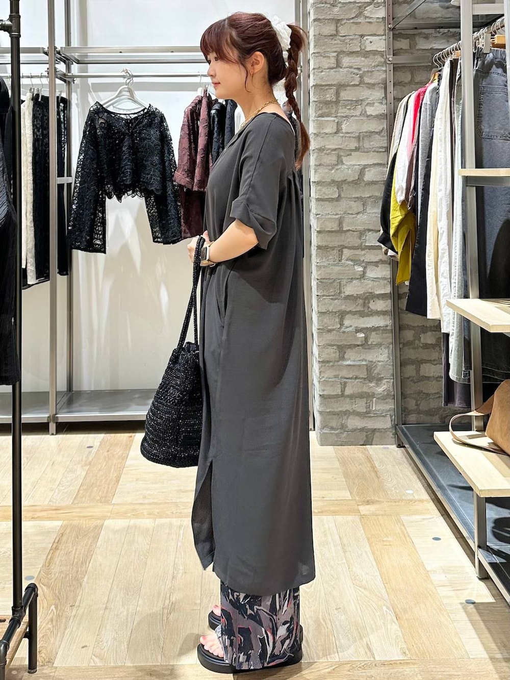 ホワイト系のその他パンツ、その他のサンダル、ブラック系のショルダーバッグを着用したレディースの春コーディネートの2枚目の写真