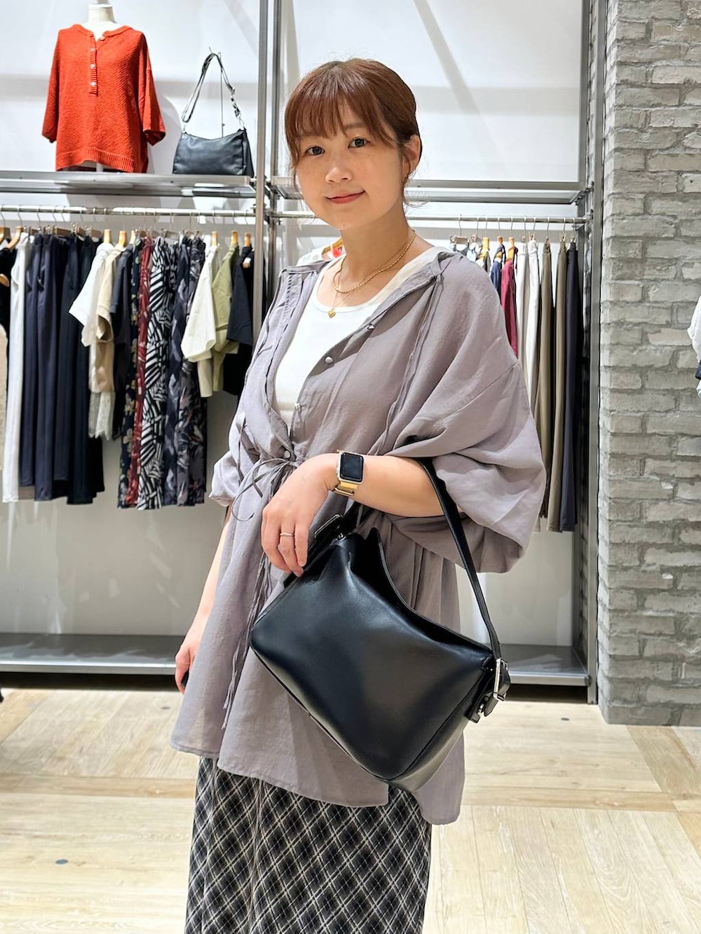 グレー系のシャツ/ブラウス、ブラック系のショルダーバッグ、ホワイト系のサンダルを着用したレディースの夏コーディネートの6枚目の写真