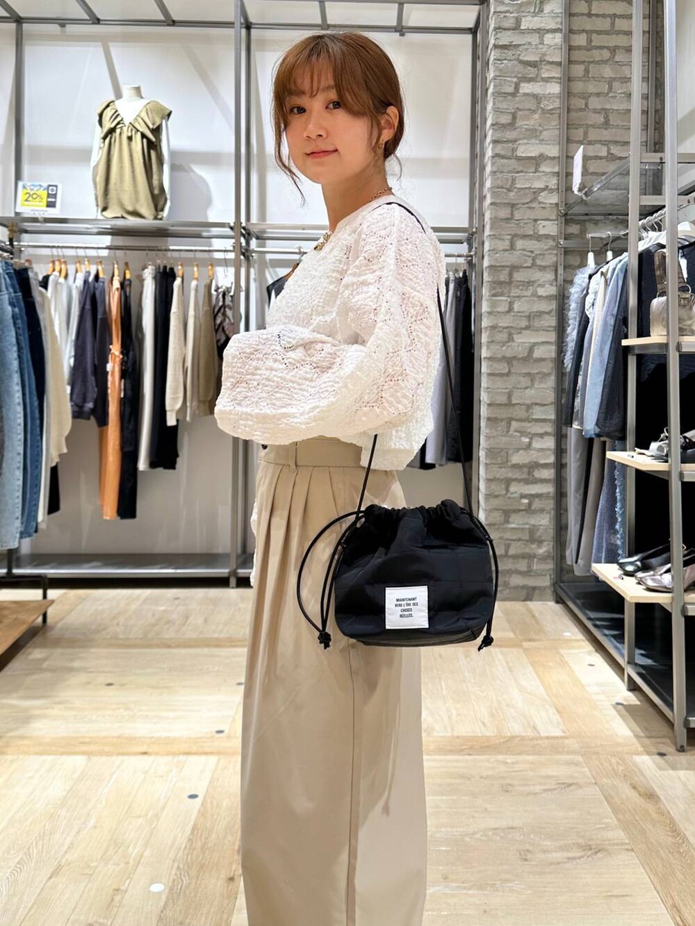 ホワイト系のショルダーバッグ、ベージュ系のその他パンツ、ホワイト系のTシャツ/カットソーを着用したレディースの春コーディネートの6枚目の写真