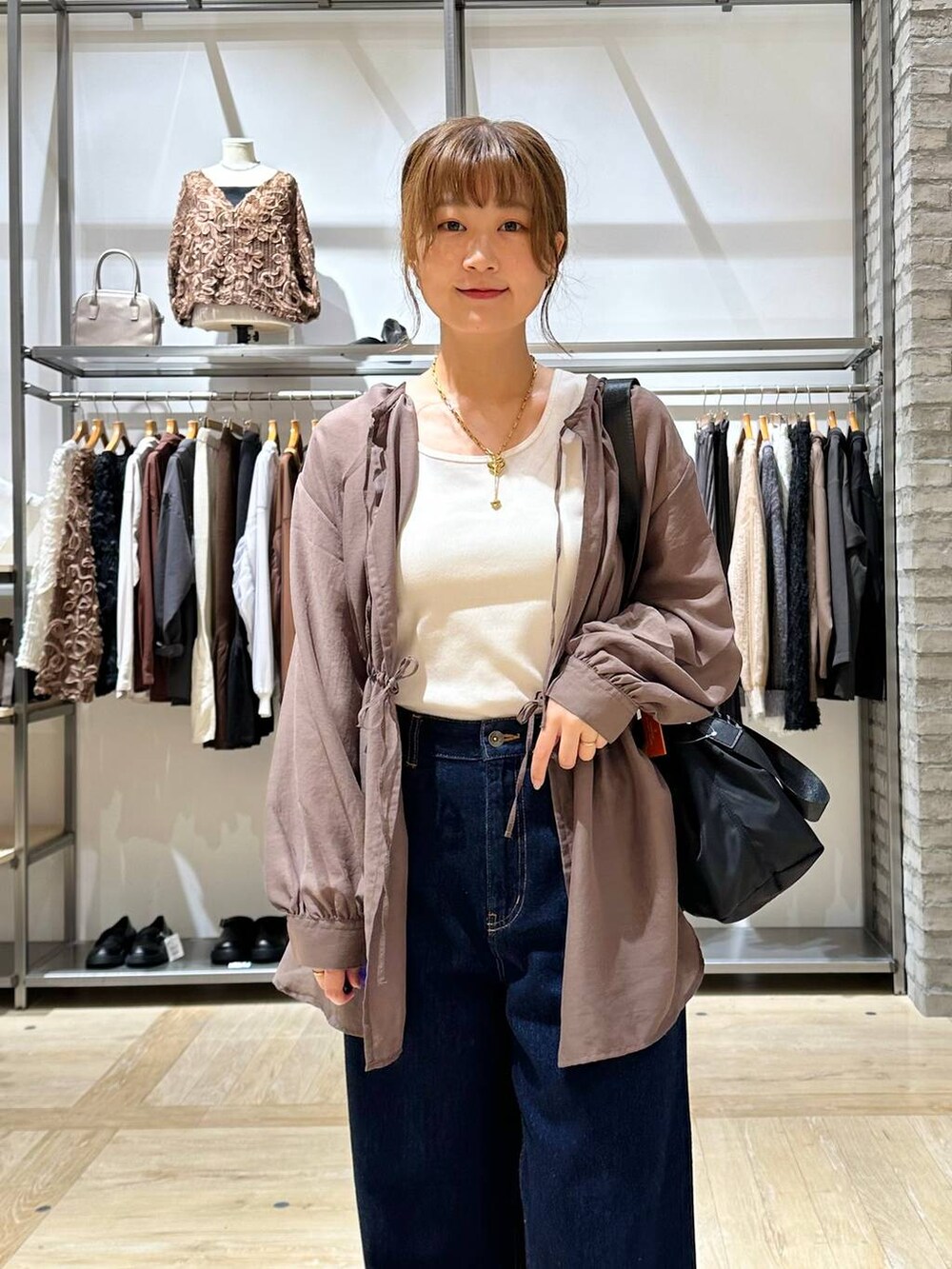 グリーン系のシャツ/ブラウス、ブラック系のショルダーバッグ、ブラック系のスニーカーを着用したレディースの秋コーディネートの5枚目の写真