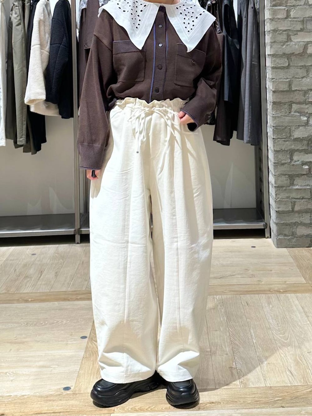ブラック系のローファー、ブラウン系のカーディガン/ボレロ、ホワイト系のTシャツ/カットソーを着用したレディースの秋コーディネートの5枚目の写真