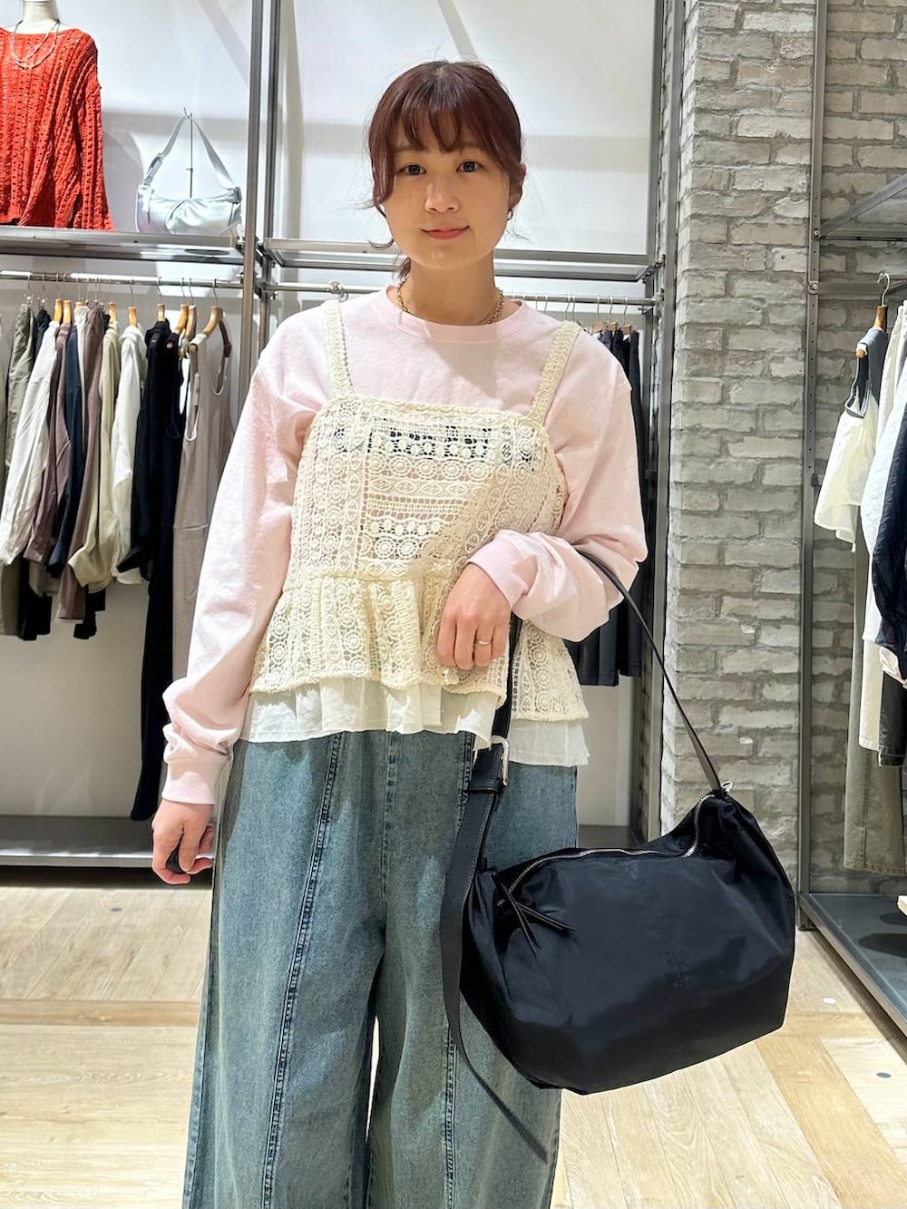 ホワイト系のキャミソール、ブラック系のショルダーバッグ、ピンク系のTシャツ/カットソーを着用したレディースの春コーディネートの5枚目の写真