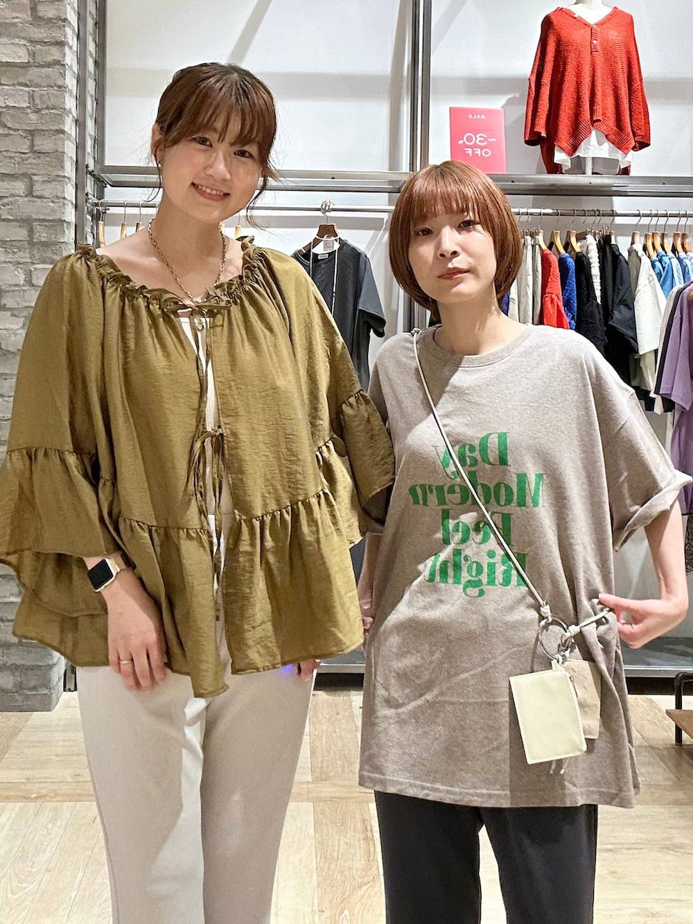 ブラウン系のTシャツ/カットソー、ホワイト系のその他パンツ、ブラック系のその他パンツを着用したレディースの夏コーディネートの4枚目の写真