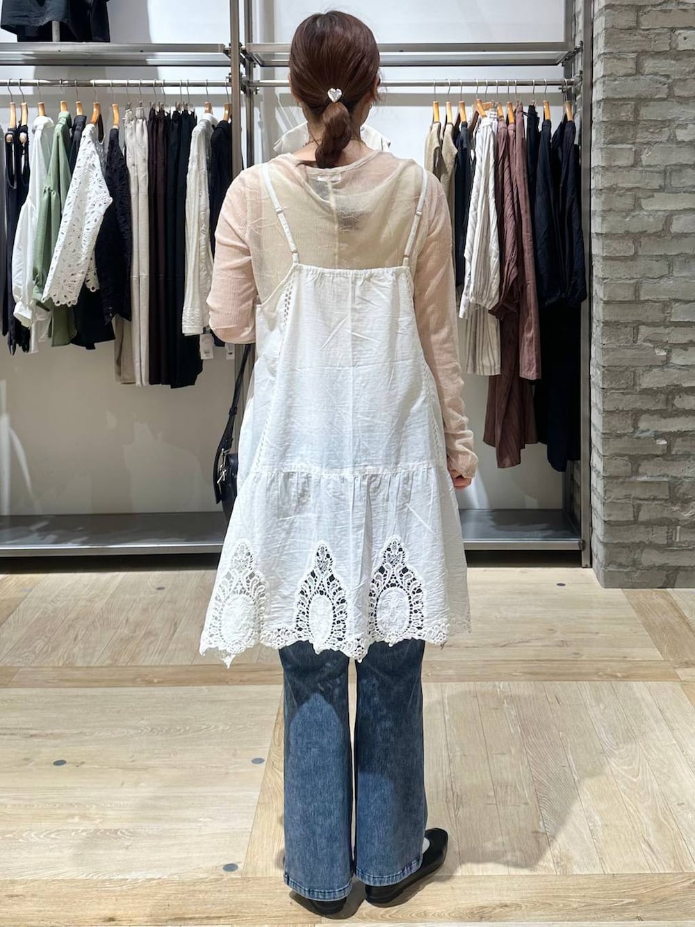 ブラック系のショルダーバッグ、ホワイト系のキャミソール、ブラック系のパンプスを着用したレディースの春コーディネートの3枚目の写真