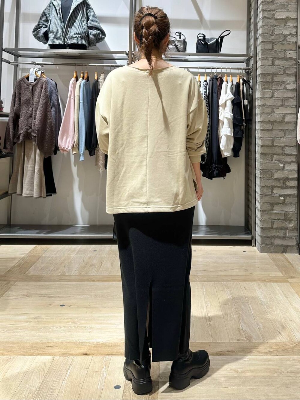 ブラック系のショルダーバッグ、ブラック系のスカート、ホワイト系のその他アウターを着用したレディースの秋コーディネートの4枚目の写真