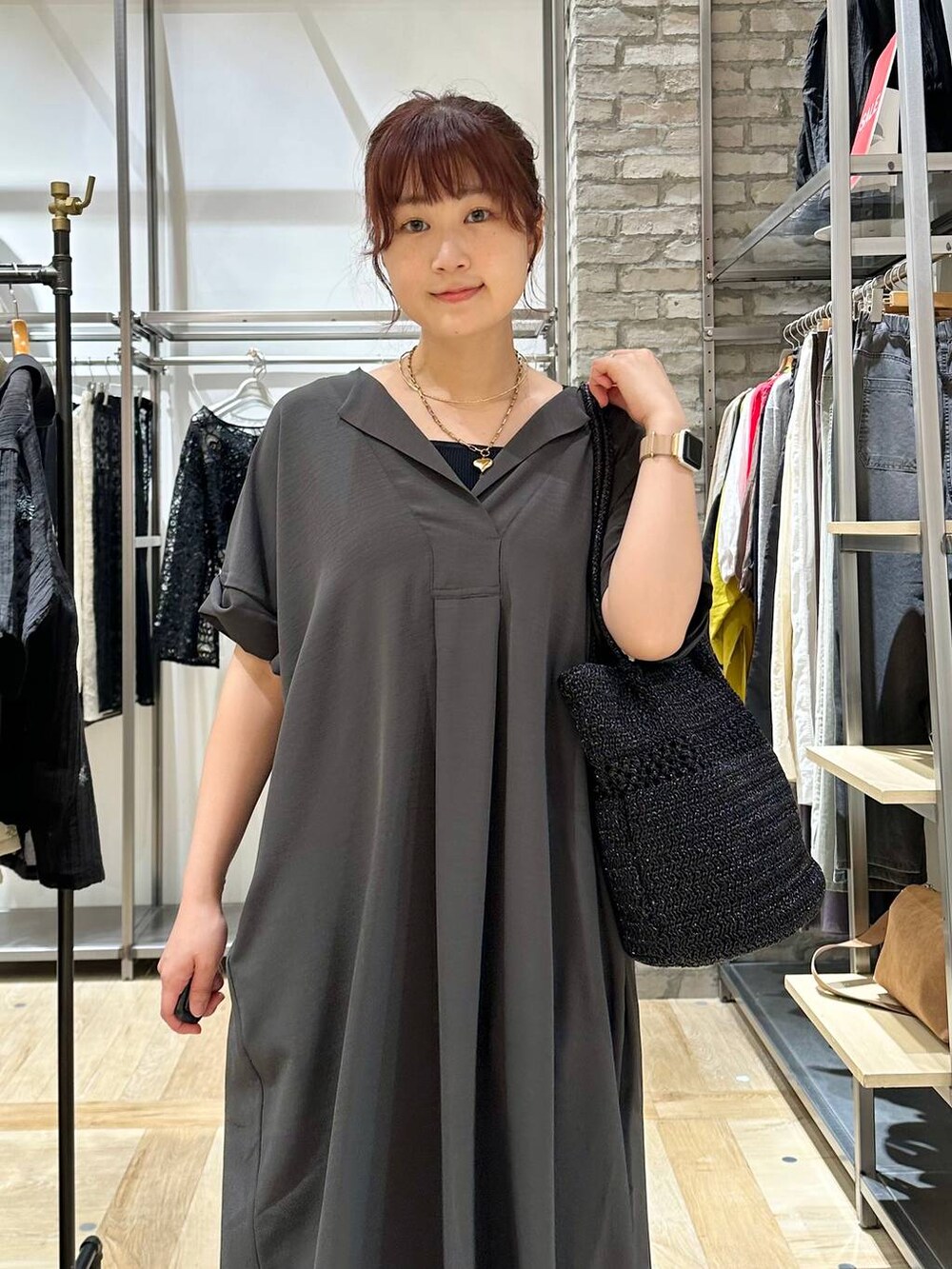 ホワイト系のその他パンツ、その他のサンダル、ブラック系のショルダーバッグを着用したレディースの春コーディネートの4枚目の写真