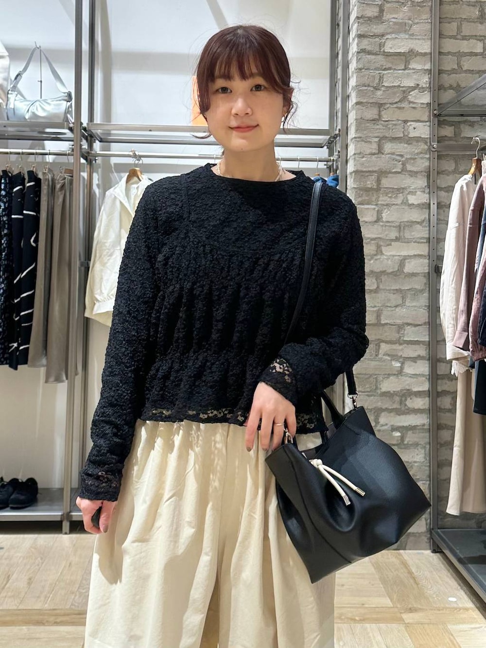 ブラック系のパンプス、ホワイト系のその他パンツ、ブラック系のトートバッグを着用したレディースの春コーディネートの3枚目の写真