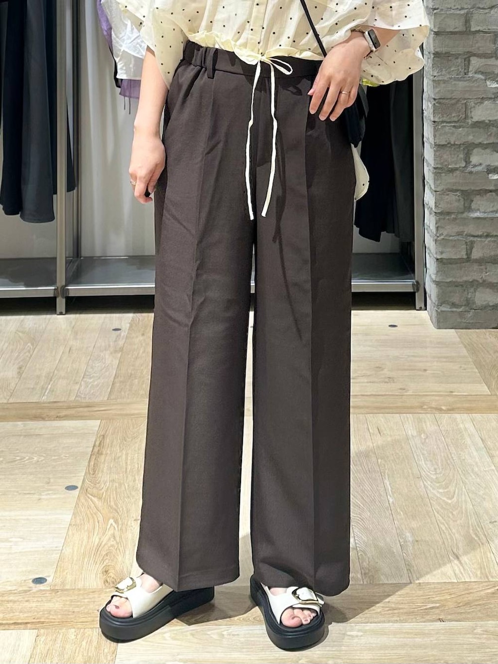 ホワイト系のシャツ/ブラウス、ブラウン系のその他パンツ、ホワイト系のサンダルを着用したレディースの夏コーディネートの5枚目の写真