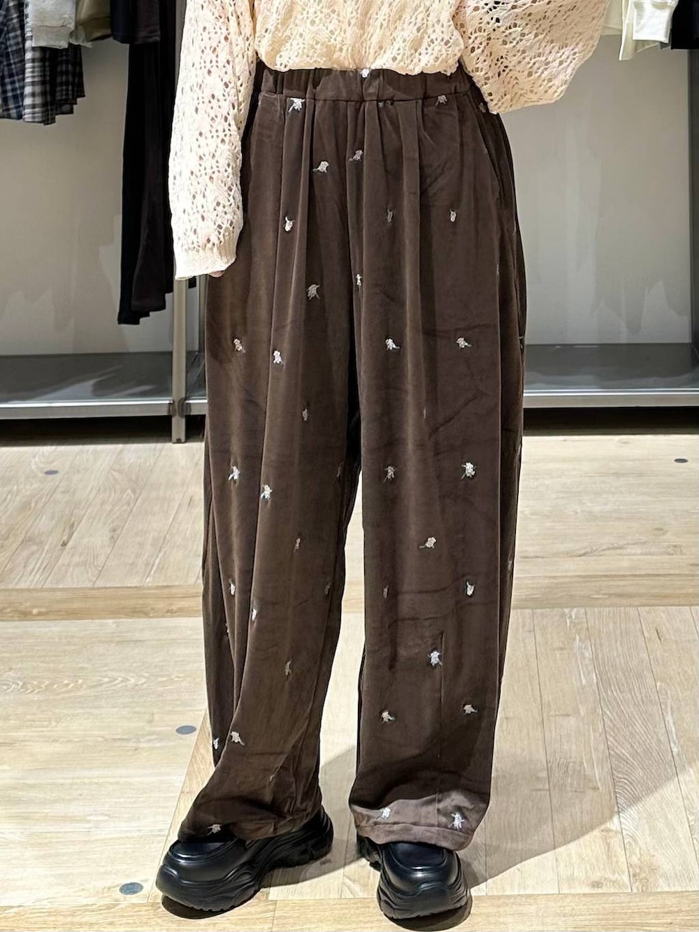ブラック系のローファー、ブラウン系のその他パンツ、ホワイト系のニット/セーターを着用したレディースの秋コーディネートの5枚目の写真