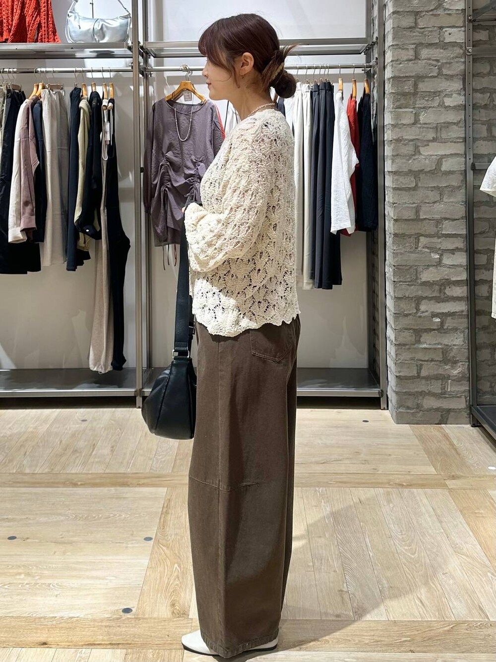 グリーン系のその他パンツ、ブラック系のショルダーバッグ、ホワイト系のパンプスを着用したレディースの春コーディネートの2枚目の写真