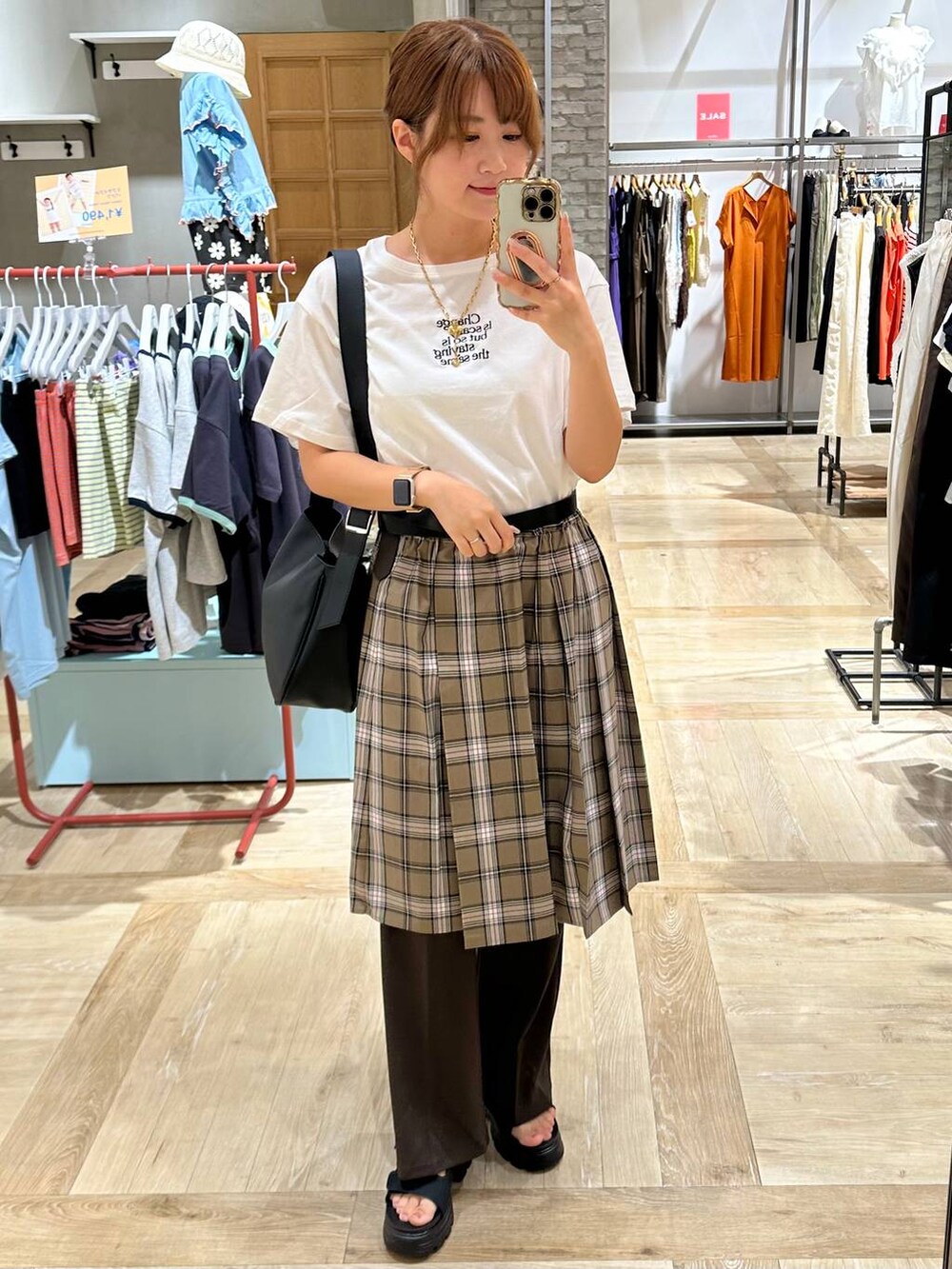 ベージュ系のスカート、ブラウン系のその他パンツ、ブラック系のショルダーバッグを着用したレディースの夏コーディネートの2枚目の写真