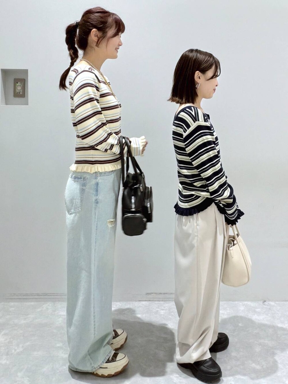 ブラウン系のその他パンツ、ホワイト系のショルダーバッグ、ブルー系のデニムパンツを着用したレディースの春コーディネートの2枚目の写真