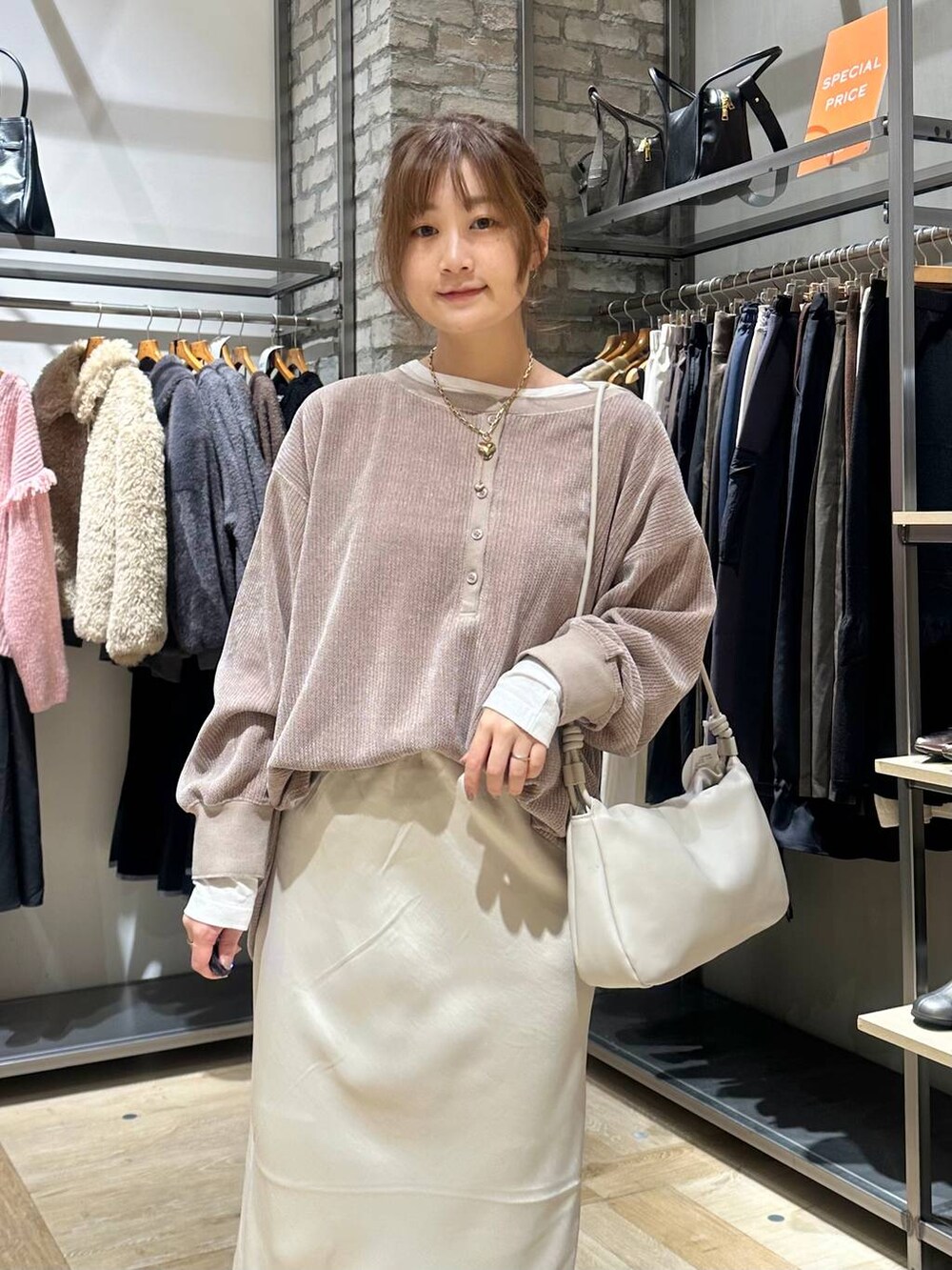 ホワイト系のスカート、ブラウン系のその他アウター、グレー系のショルダーバッグを着用したレディースの秋コーディネートの8枚目の写真