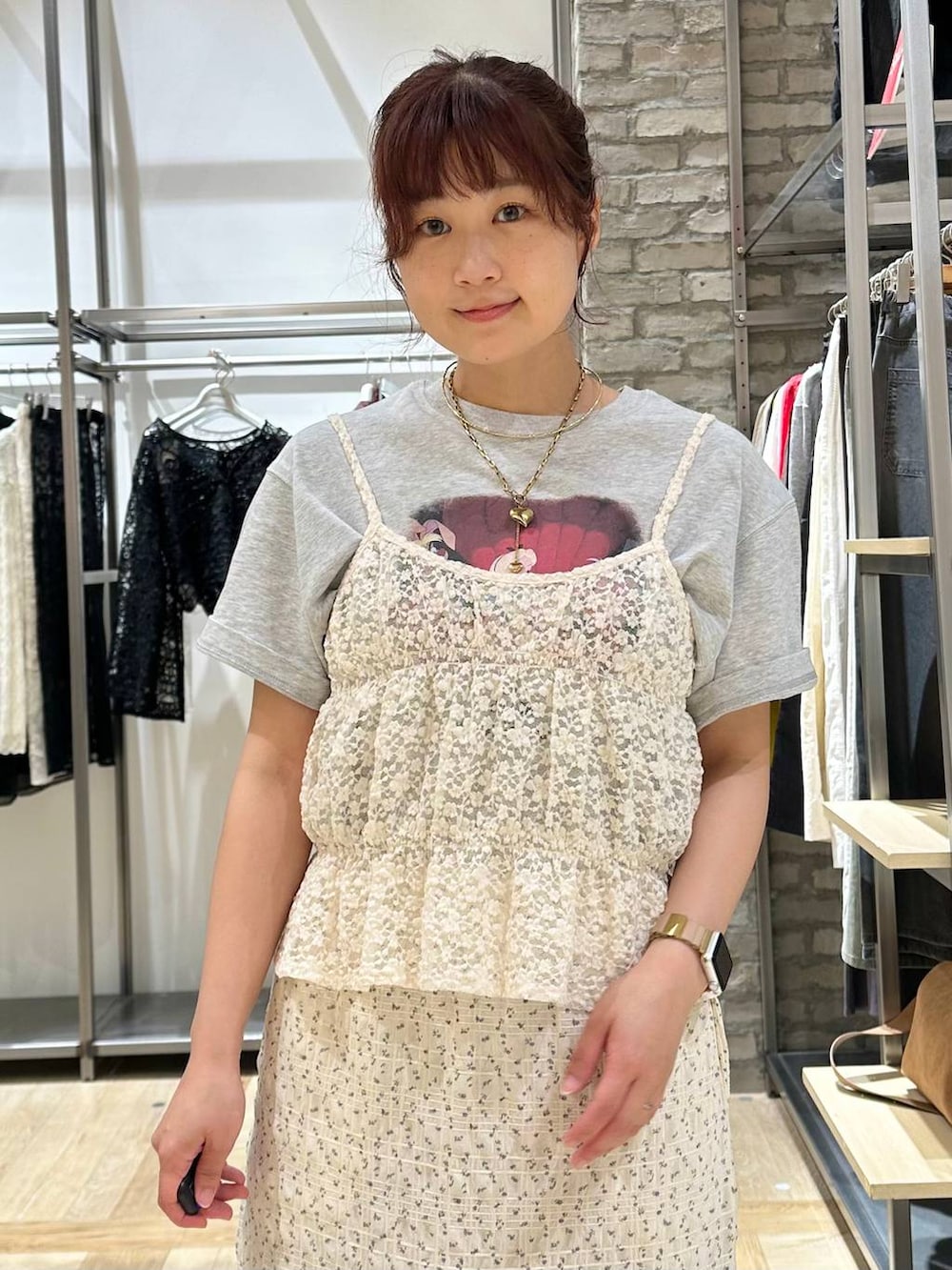 ホワイト系のTシャツ/カットソー、グレー系のTシャツ/カットソー、ホワイト系のスカートを着用したレディースの夏コーディネートの5枚目の写真