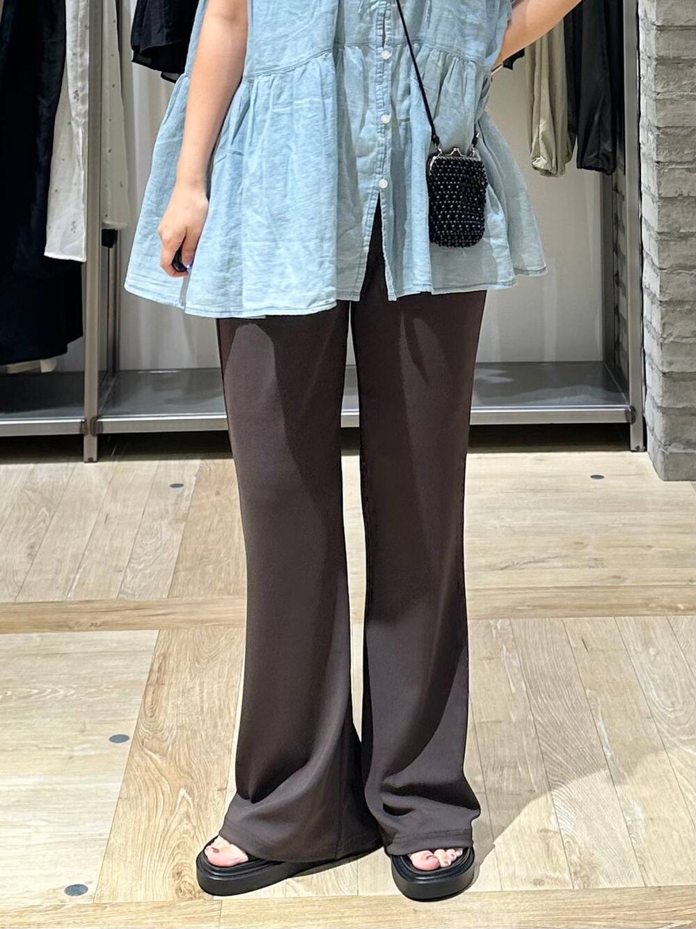 ブラック系のサンダル、ブラウン系のその他パンツ、ブルー系のマタニティウェア/グッズを着用したレディースの夏コーディネートの4枚目の写真