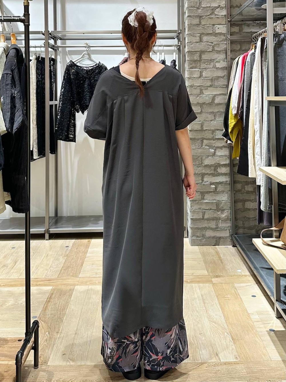 ホワイト系のその他パンツ、その他のサンダル、ブラック系のショルダーバッグを着用したレディースの春コーディネートの3枚目の写真