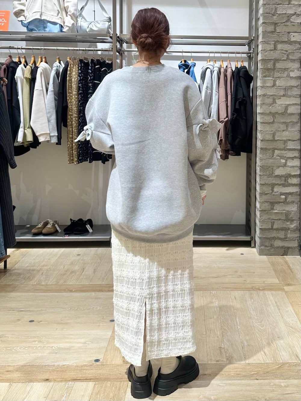 グレー系のスウェット、ブラック系のその他シューズ、ブラック系のショルダーバッグを着用したレディースの春コーディネートの3枚目の写真