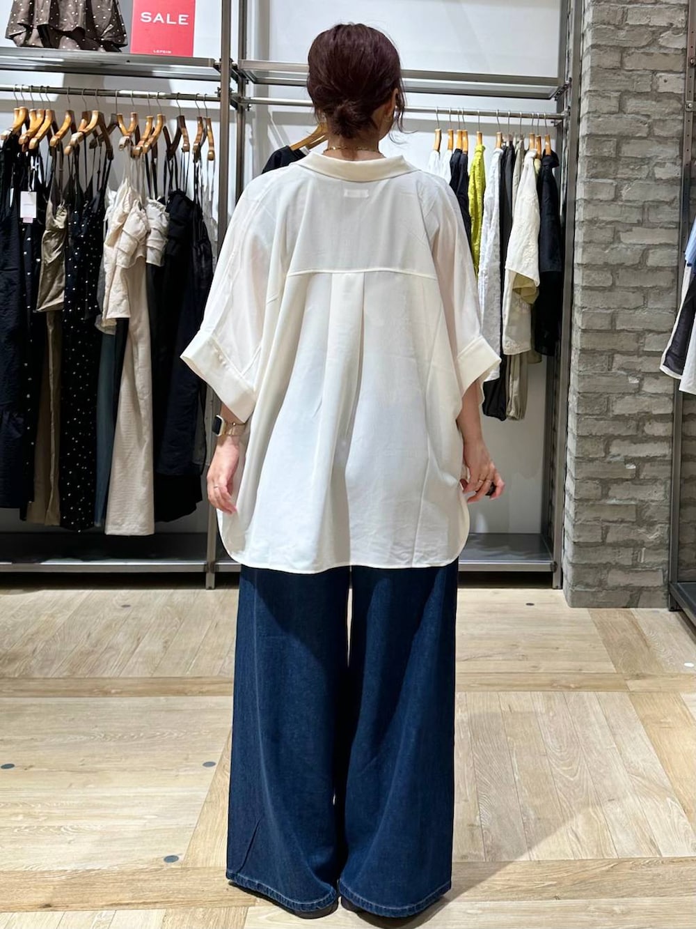 ホワイト系のその他トップス、ベージュ系のTシャツ/カットソー、ブラウン系のサンダルを着用したレディースの夏コーディネートの3枚目の写真