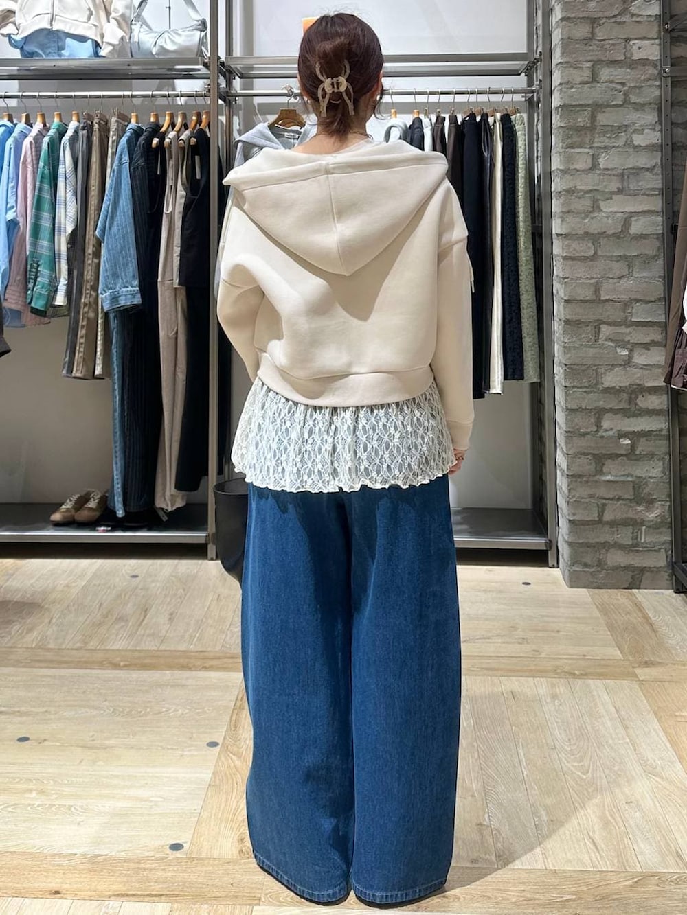 ブラック系のパンプス、ホワイト系のシャツ/ブラウス、ブラック系のトートバッグを着用したレディースの春コーディネートの3枚目の写真