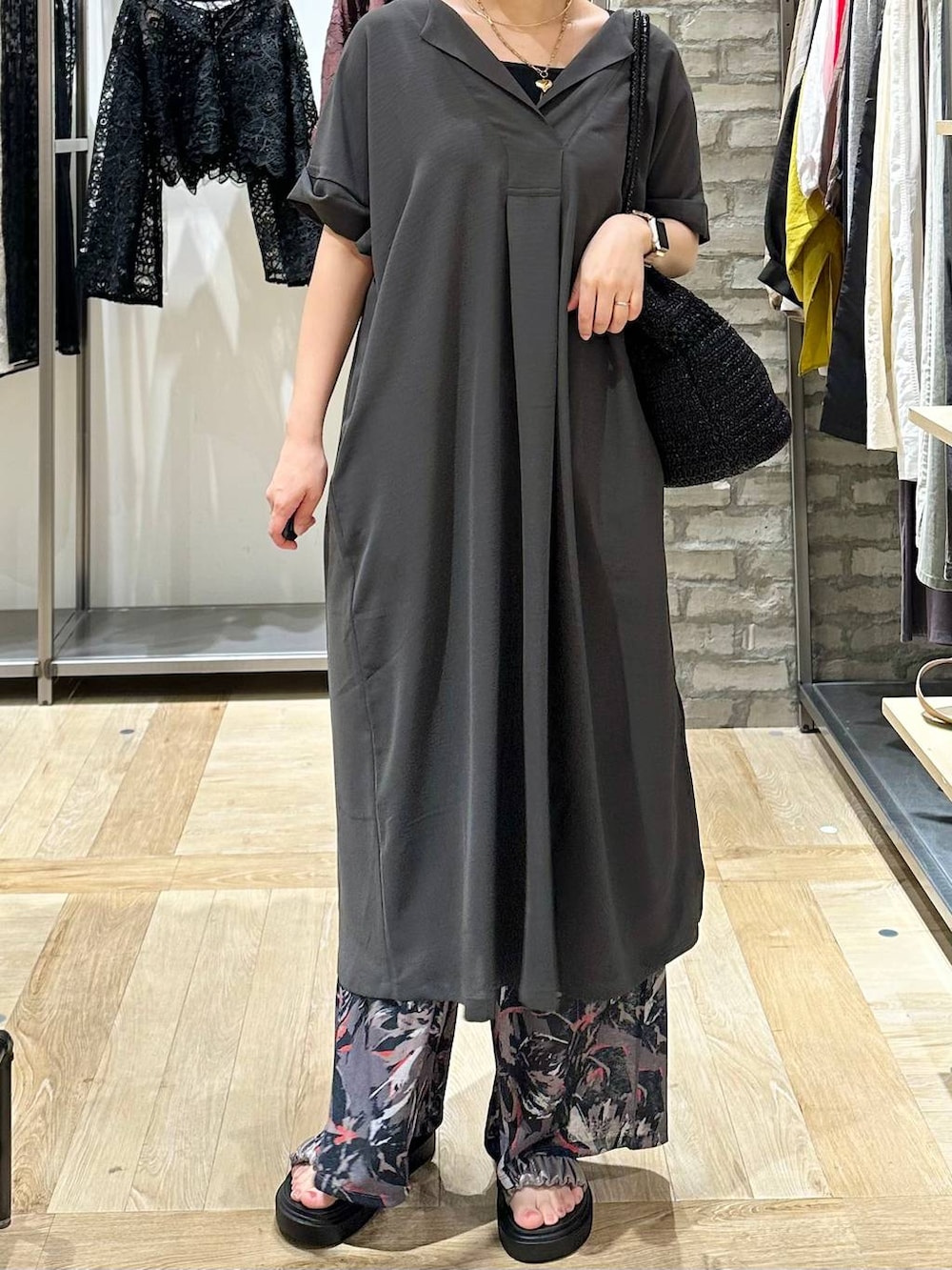 ホワイト系のその他パンツ、その他のサンダル、ブラック系のショルダーバッグを着用したレディースの春コーディネートの5枚目の写真