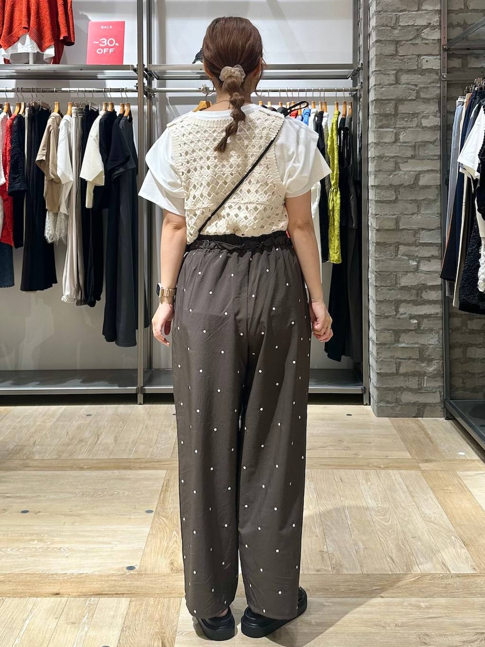 ブラック系のサンダル、ホワイト系のTシャツ/カットソー、ブラウン系のその他パンツを着用したレディースの夏コーディネートの3枚目の写真