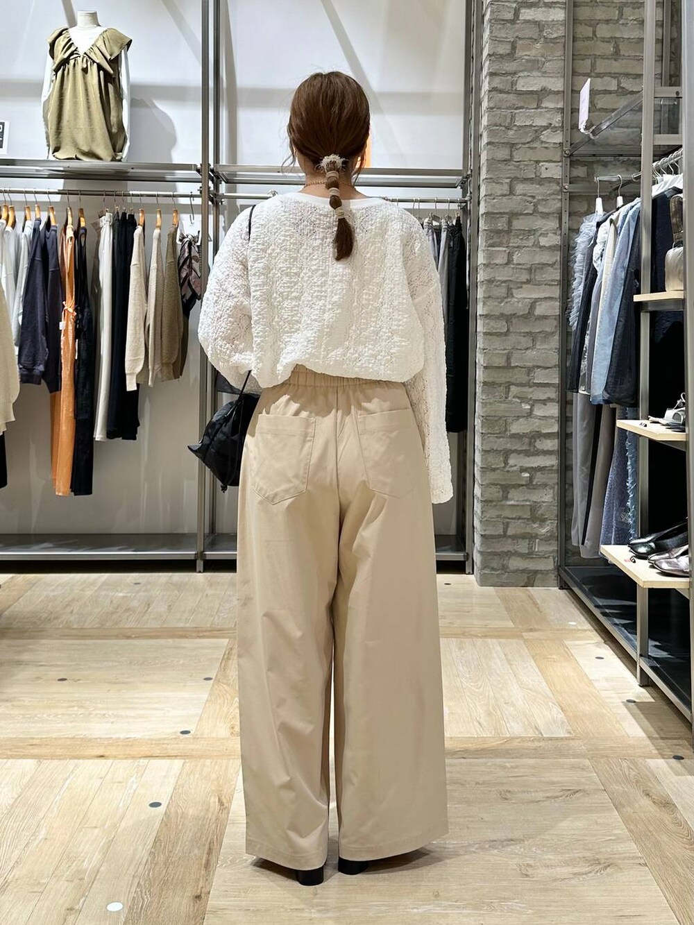 ホワイト系のショルダーバッグ、ベージュ系のその他パンツ、ホワイト系のTシャツ/カットソーを着用したレディースの春コーディネートの4枚目の写真