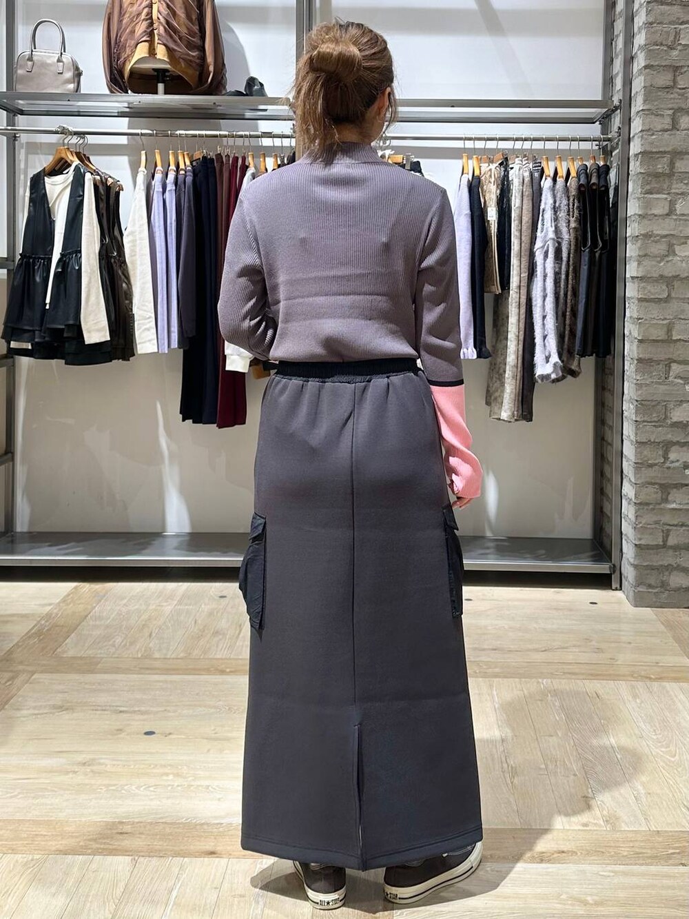 グレー系のニット/セーター、イエロー系のスニーカー、ブラック系のショルダーバッグを着用したレディースの秋コーディネートの4枚目の写真