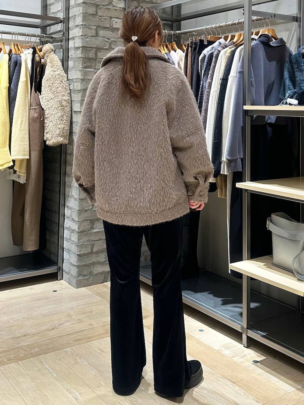 ホワイト系のTシャツ/カットソー、ブラック系のショルダーバッグ、ブラック系のその他パンツを着用したレディースの冬コーディネートの8枚目の写真