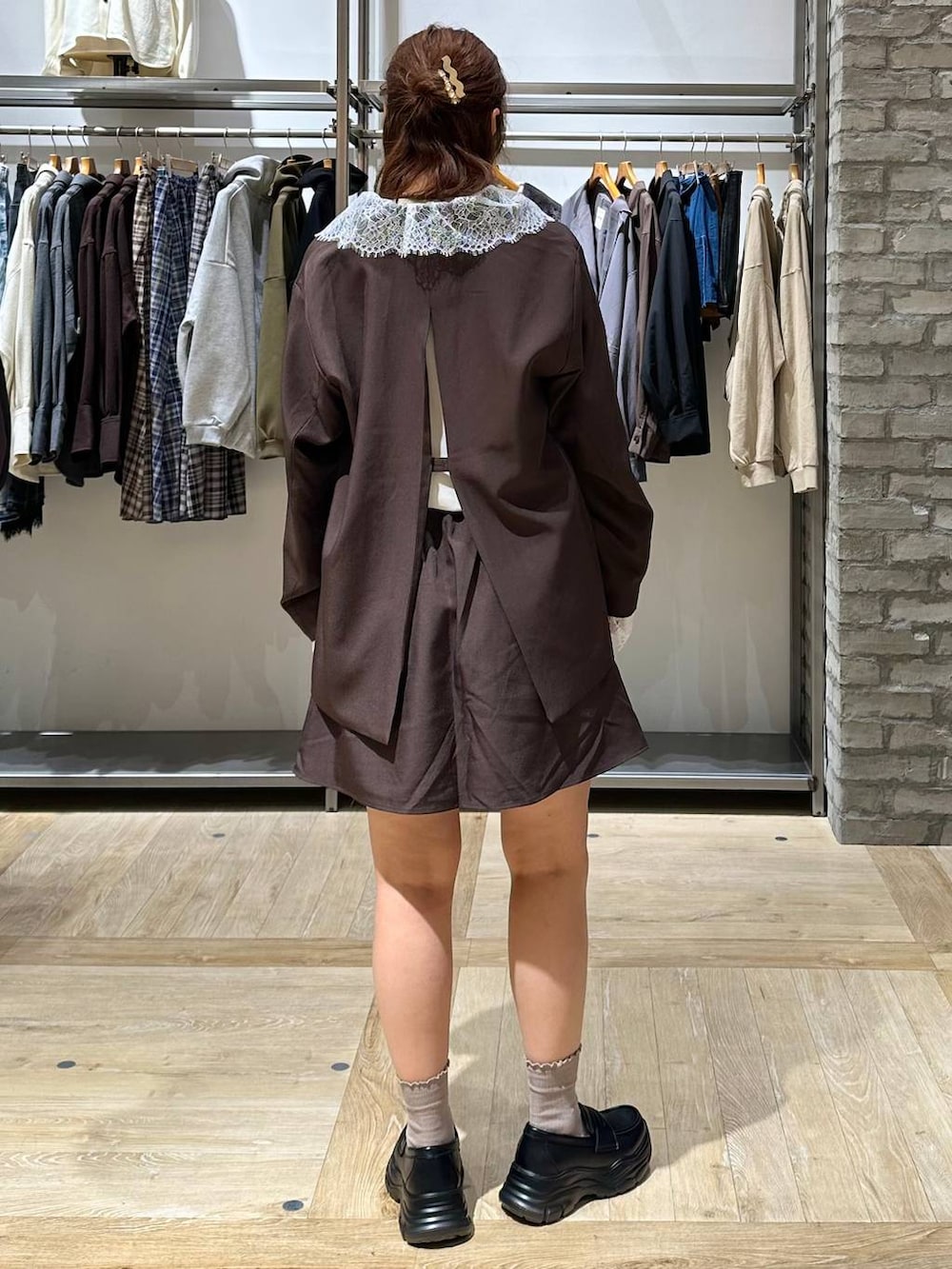 ブラック系のローファー、ブラウン系のその他パンツ、ブラウン系のその他アウターを着用したレディースの秋コーディネートの3枚目の写真