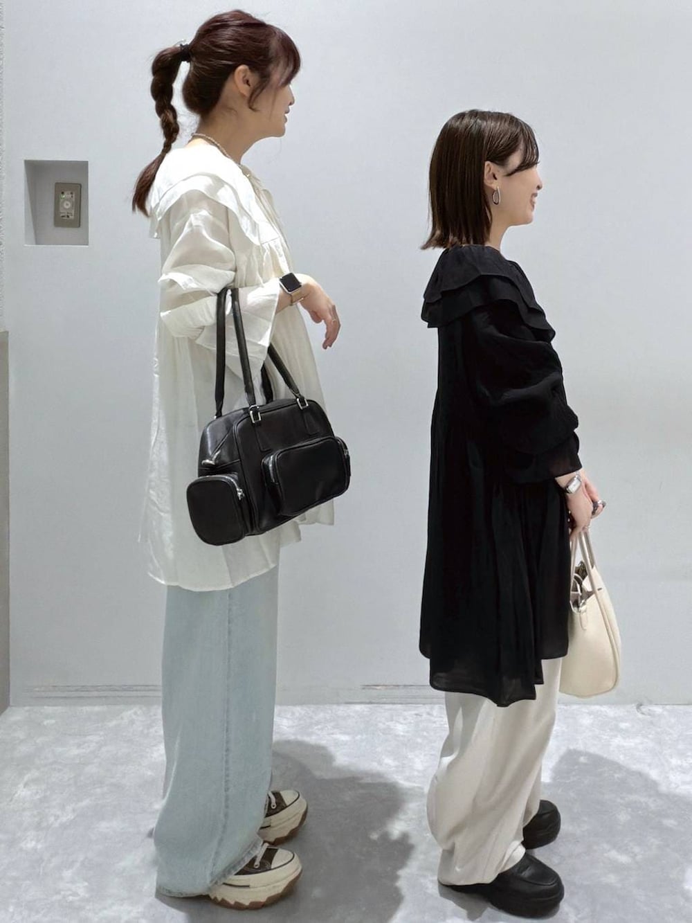 シルバー系のタンクトップ、ブラウン系のその他パンツ、ホワイト系のショルダーバッグを着用したレディースの春コーディネートの3枚目の写真