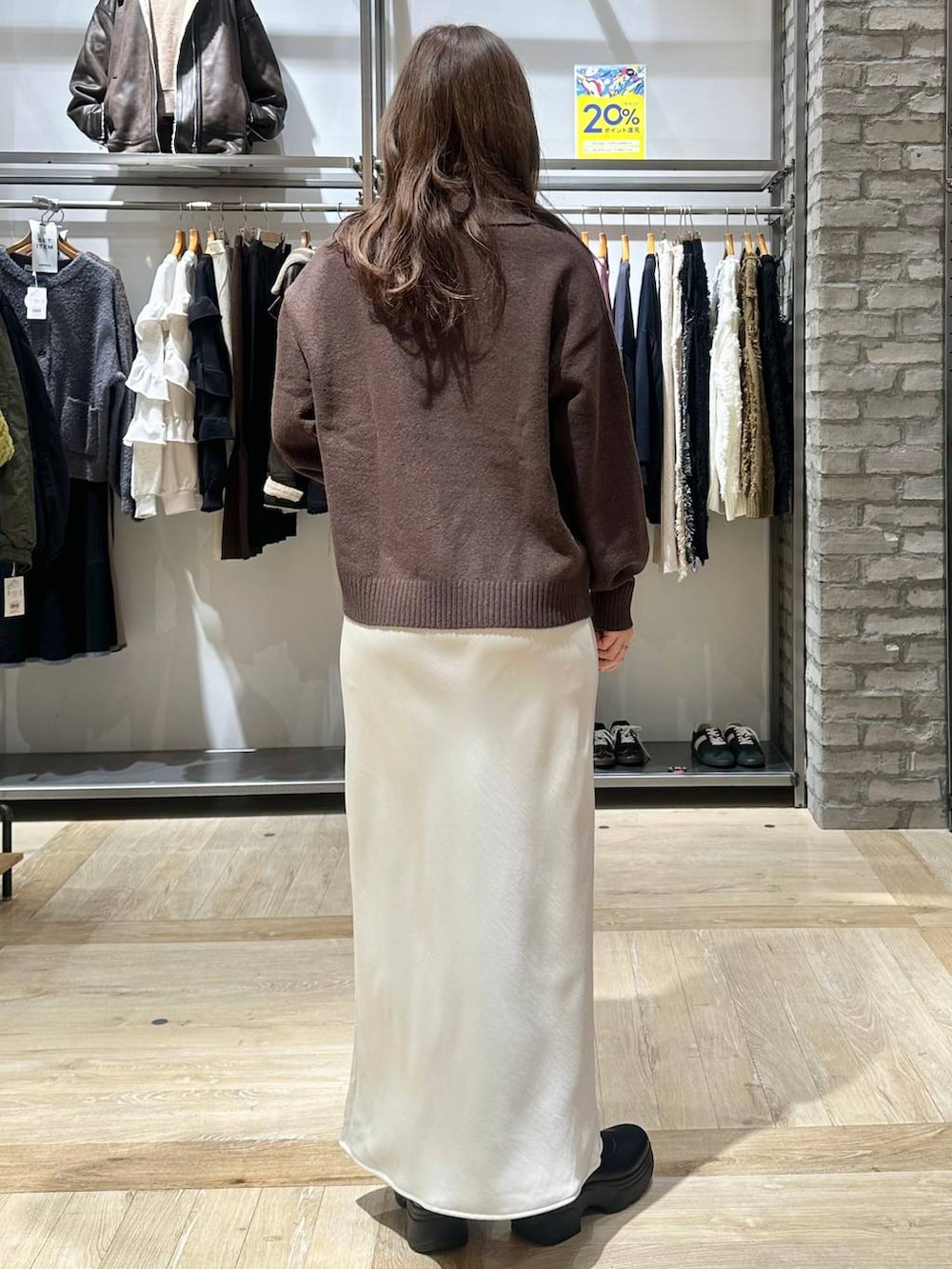 ホワイト系のスカート、ブラウン系のニット/セーター、ブラウン系のその他アウターを着用したレディースの秋コーディネートの7枚目の写真