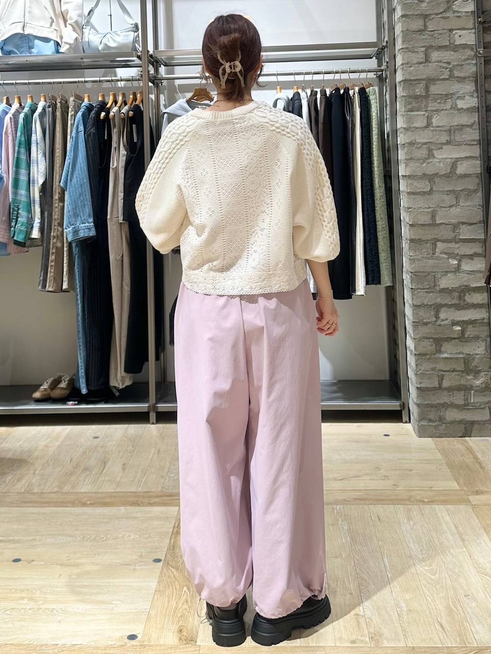 ブラック系のボストンバッグ、ピンク系のその他パンツ、ブラック系のその他シューズを着用したレディースの春コーディネートの4枚目の写真