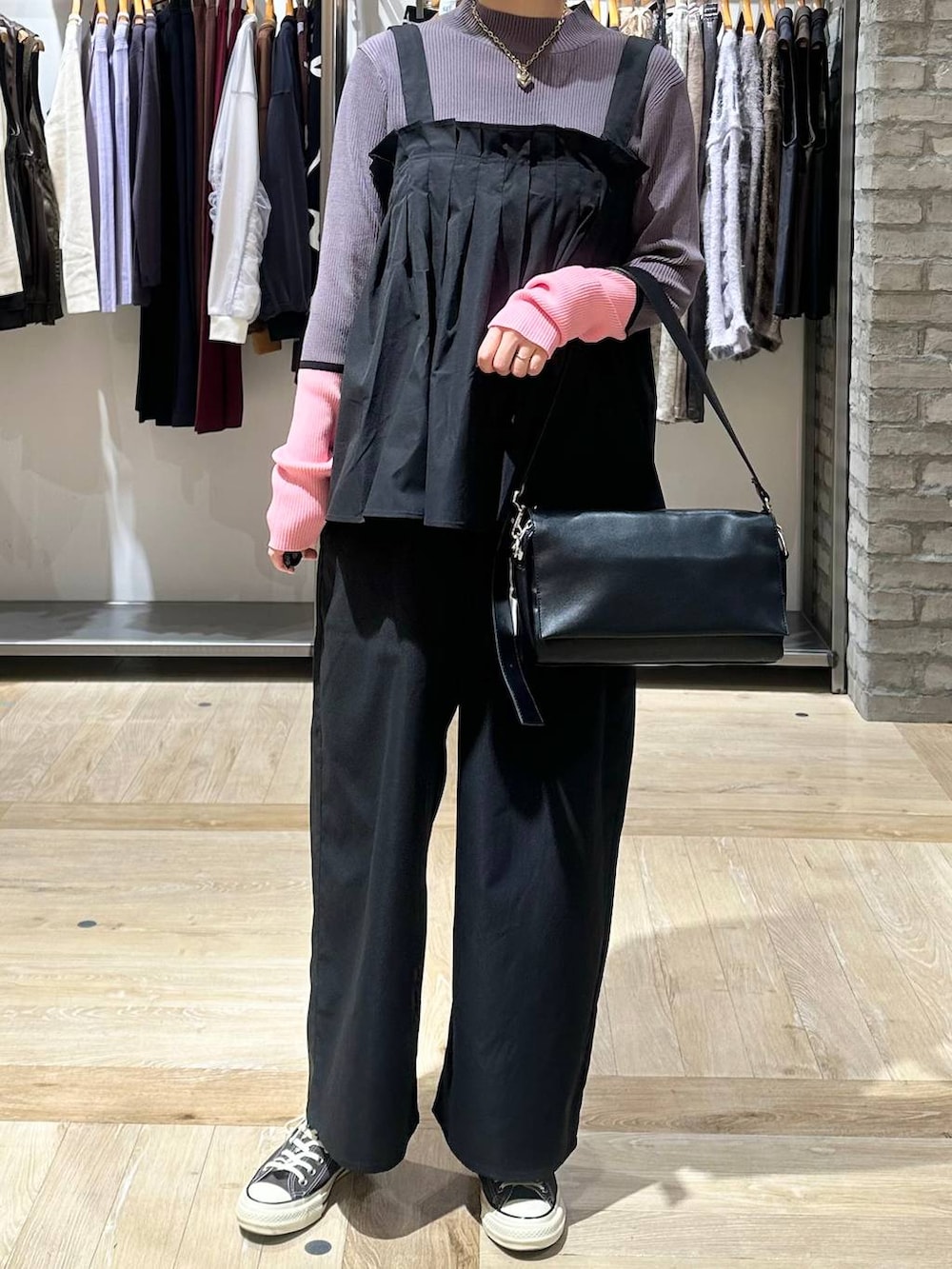 グレー系のニット/セーター、イエロー系のスニーカー、ブラック系のショルダーバッグを着用したレディースの秋コーディネートの6枚目の写真