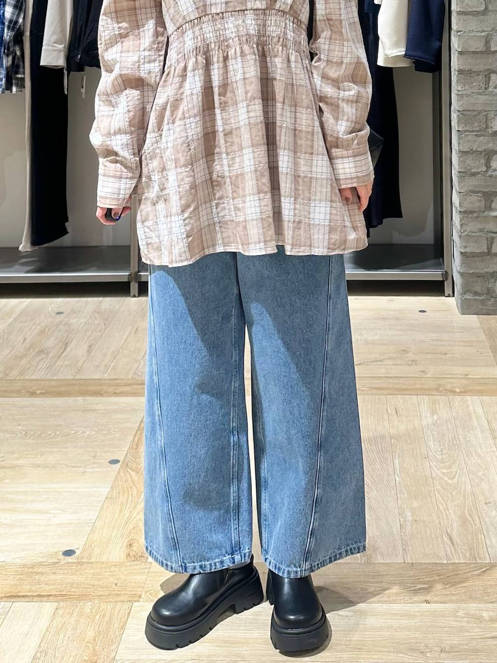 ブルー系のデニムパンツ、ブラック系のその他シューズ、ブラック系のトートバッグを着用したレディースの春コーディネートの5枚目の写真