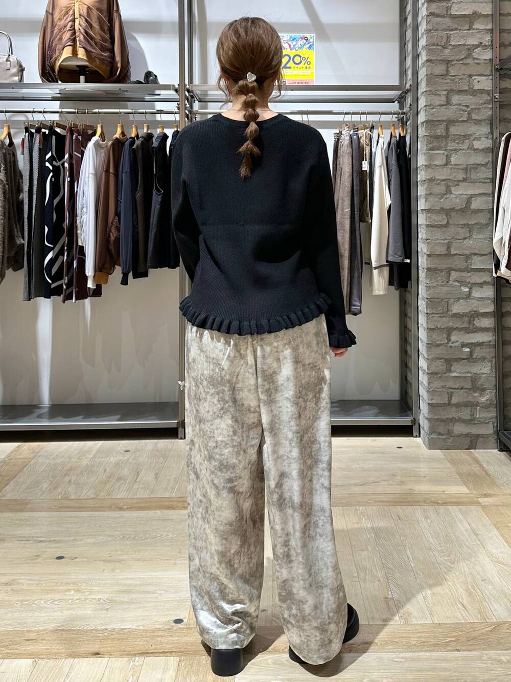 ブラック系のサンダル、ホワイト系のその他パンツ、その他のボストンバッグを着用したレディースの秋コーディネートの4枚目の写真