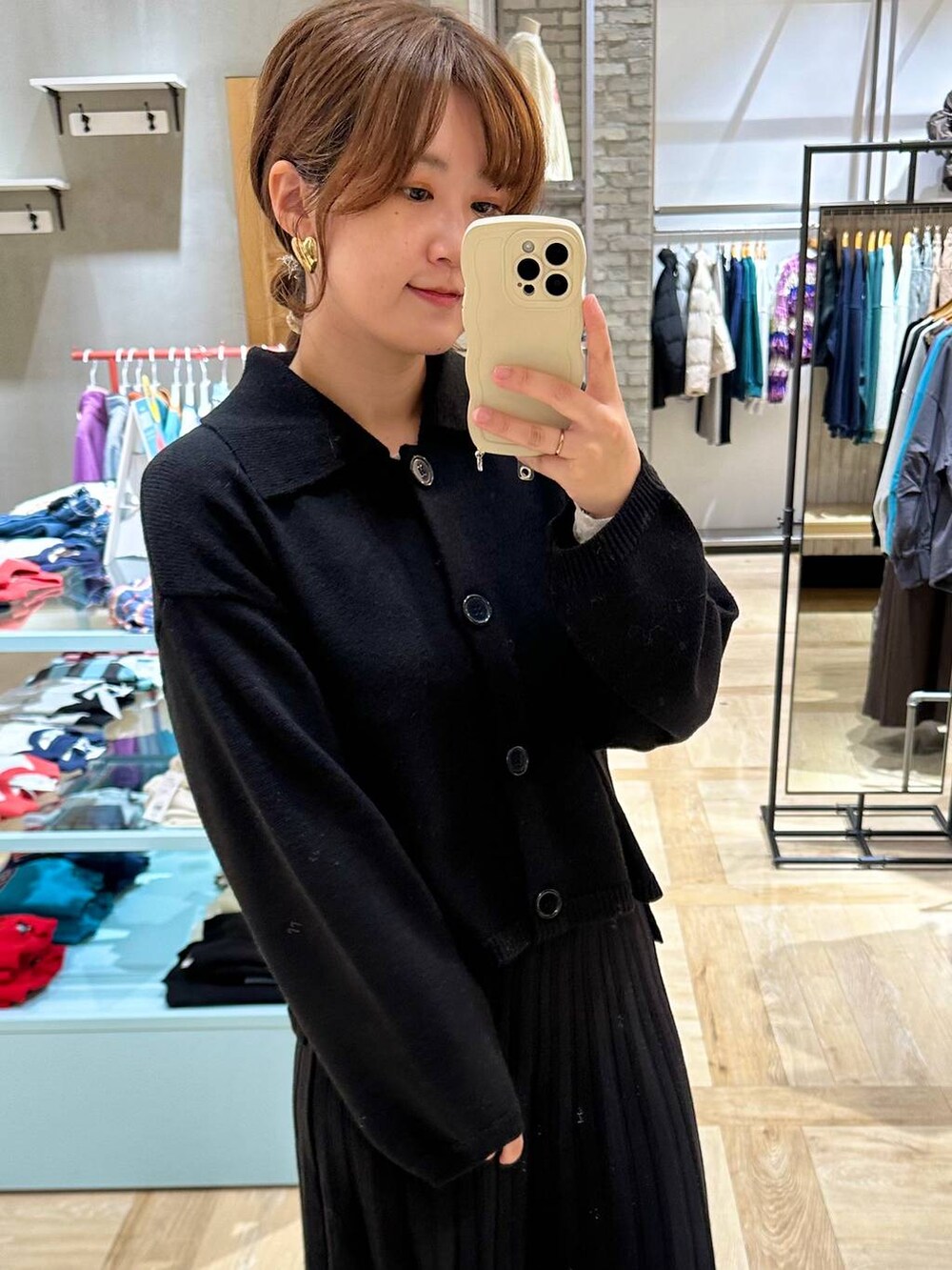 ホワイト系のブーツ、ホワイト系のショルダーバッグ、ブラック系のワンピースを着用したレディースの秋コーディネートの5枚目の写真