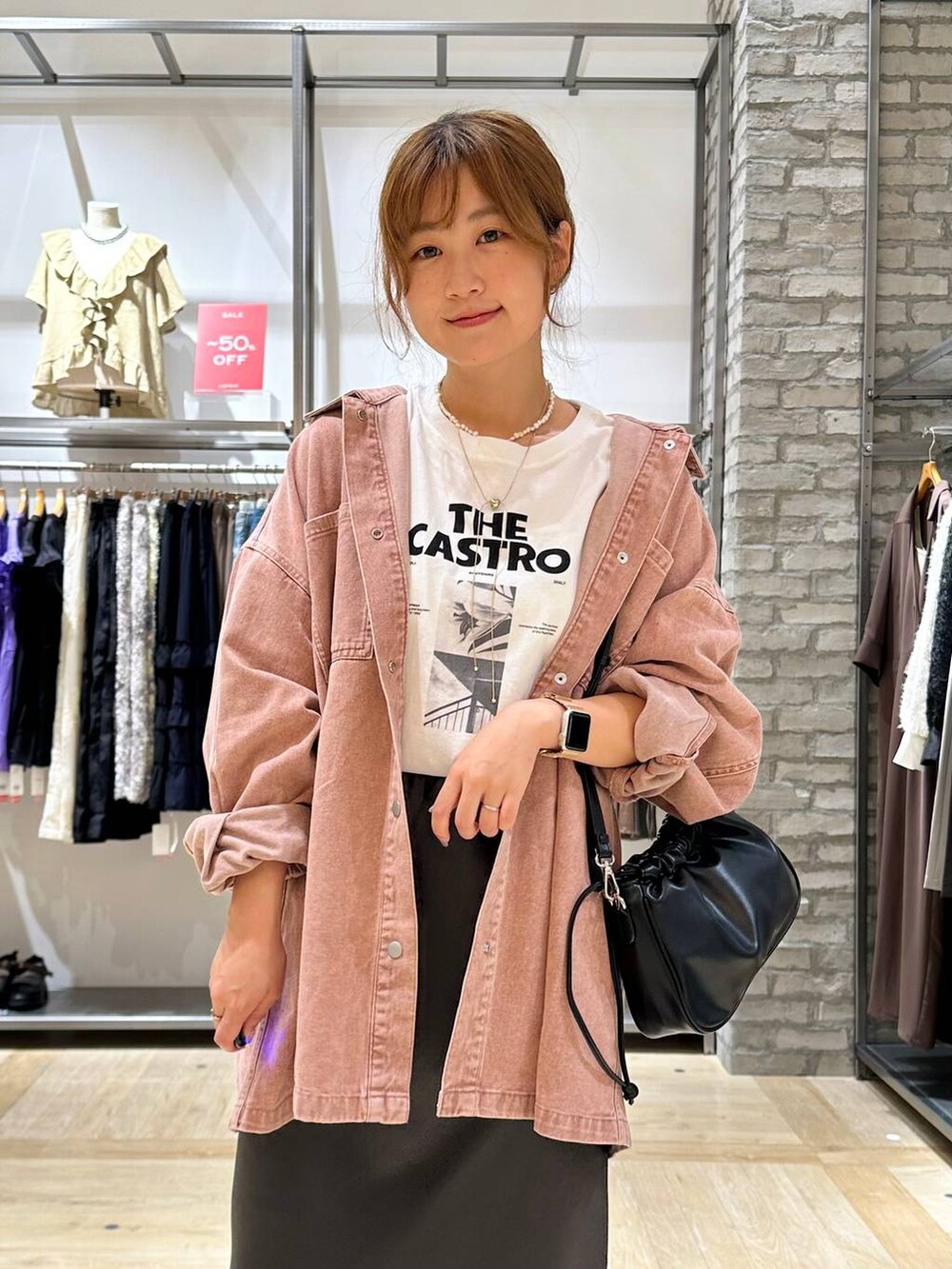 ホワイト系のTシャツ/カットソー、グレー系のスカート、ブラック系のその他シューズを着用したレディースの秋コーディネートの5枚目の写真